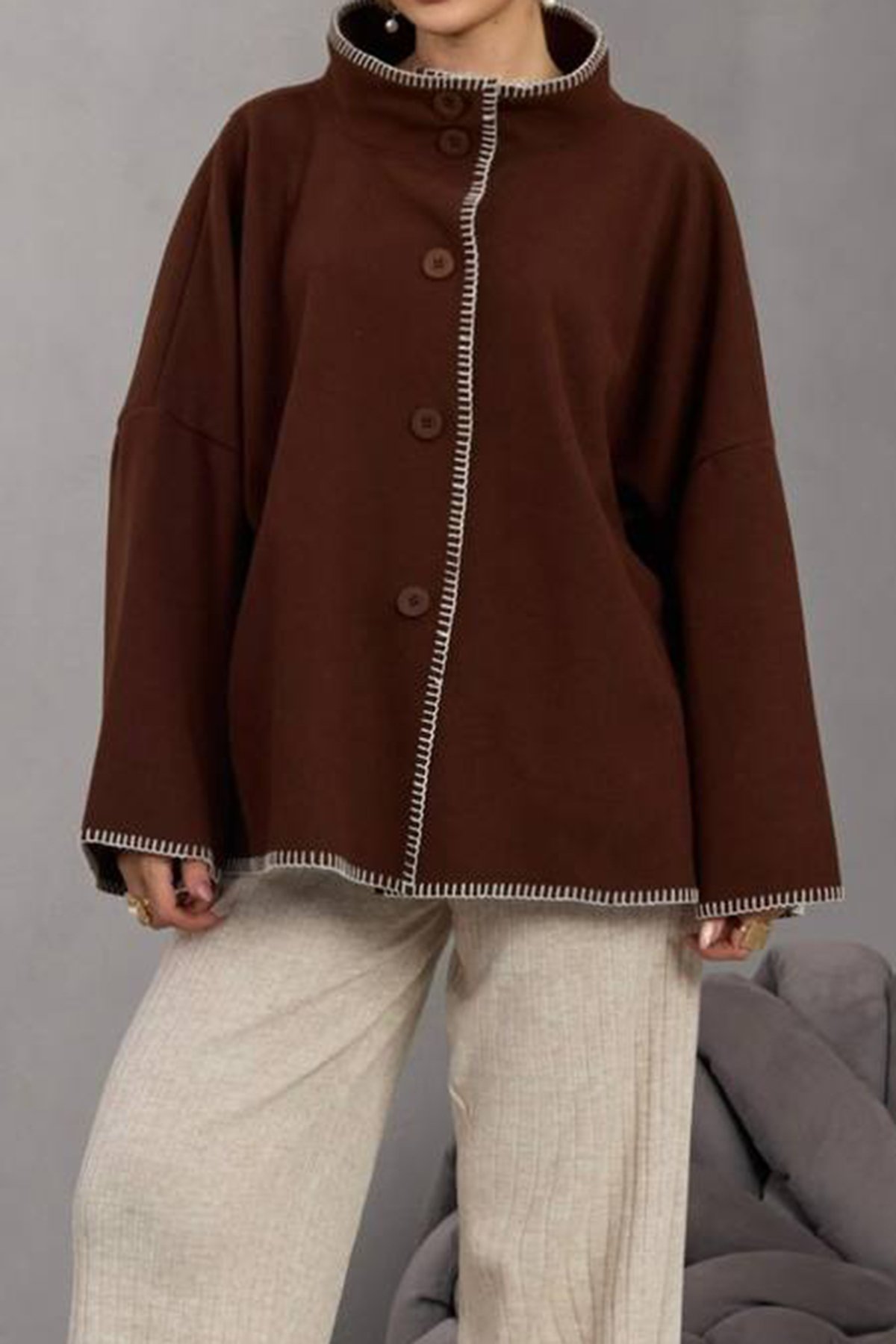 Kadın KAHVERENGİ Düğmeli Geniş Kollu Kontrast Dikişli Yırtmaçlı Kaban VS01673