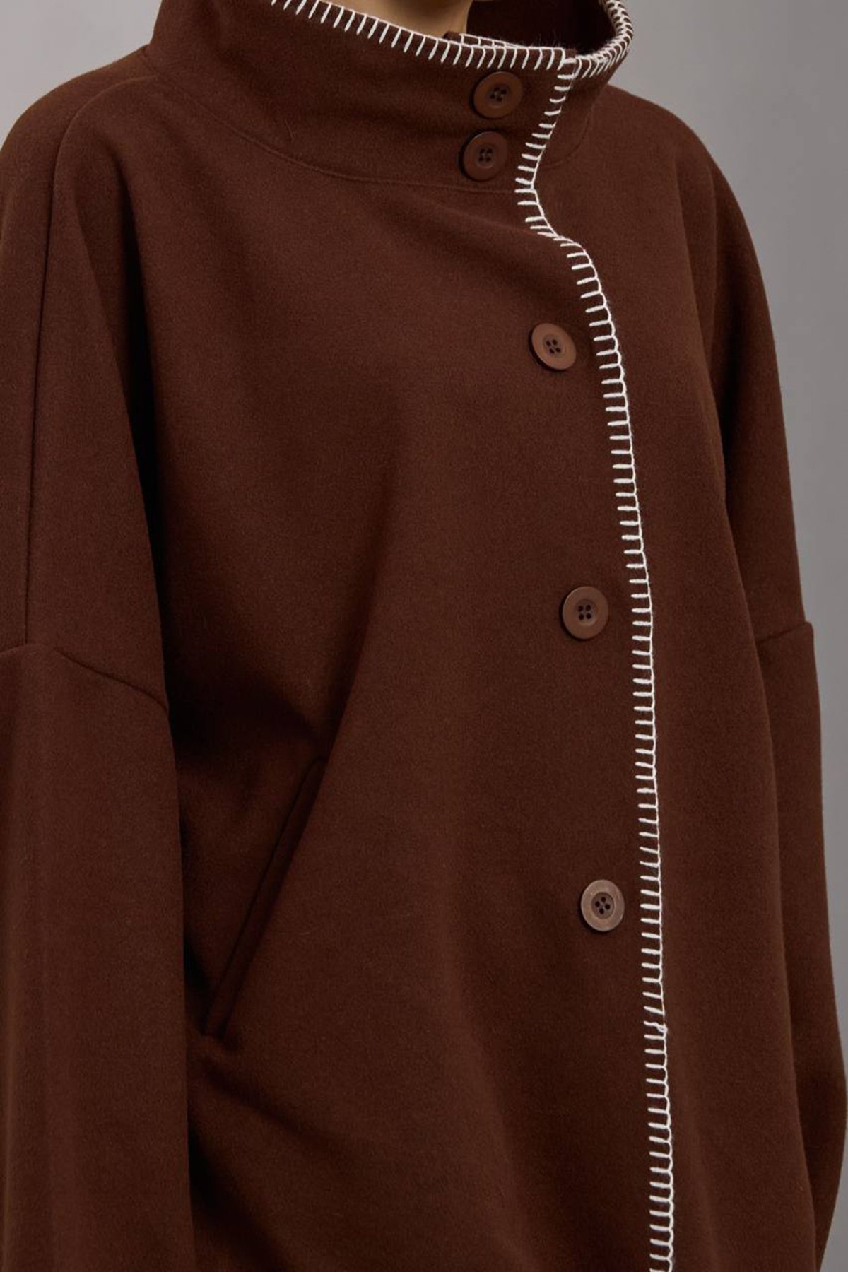 Kadın KAHVERENGİ Düğmeli Geniş Kollu Kontrast Dikişli Yırtmaçlı Kaban VS01673