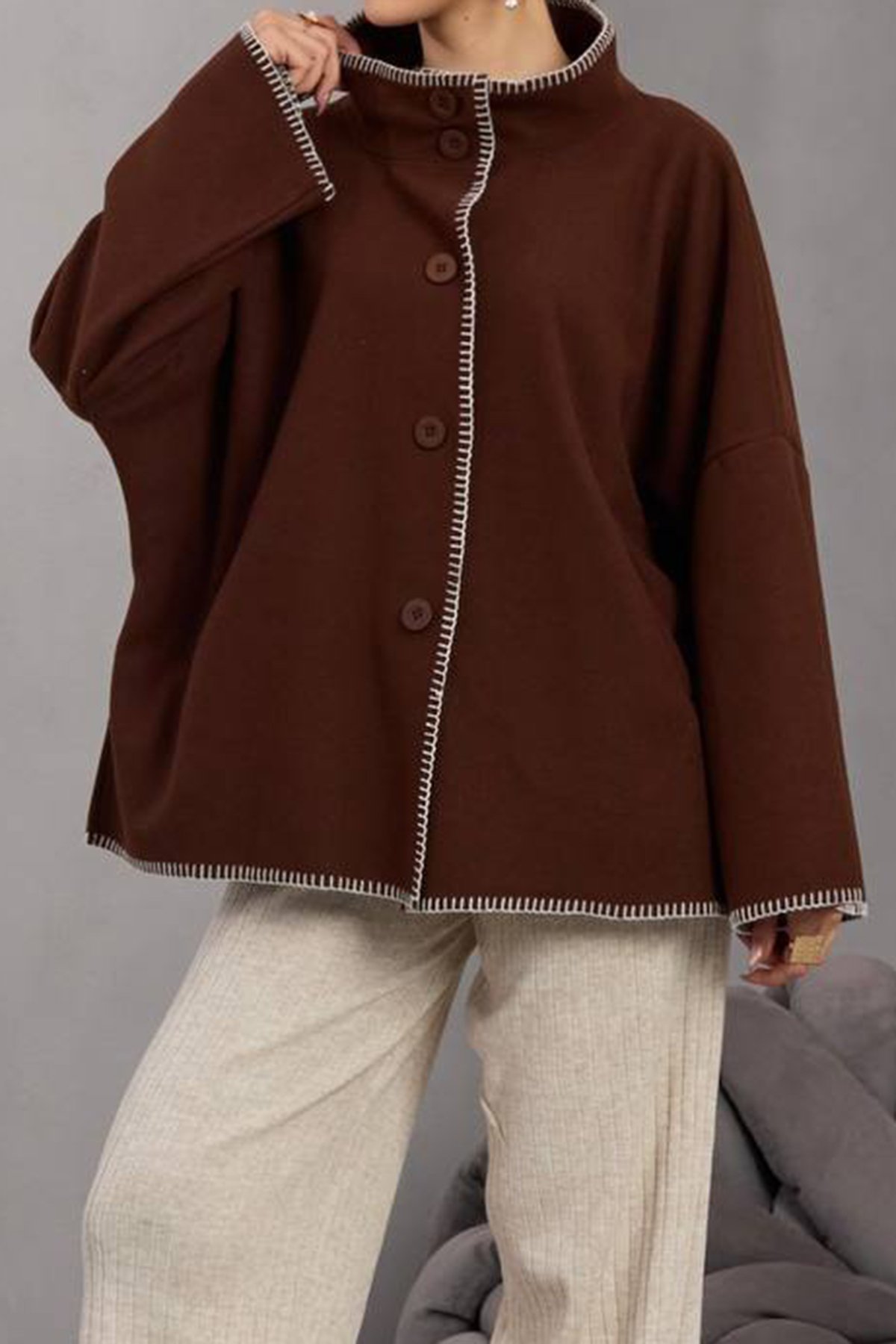 Kadın KAHVERENGİ Düğmeli Geniş Kollu Kontrast Dikişli Yırtmaçlı Kaban VS01673