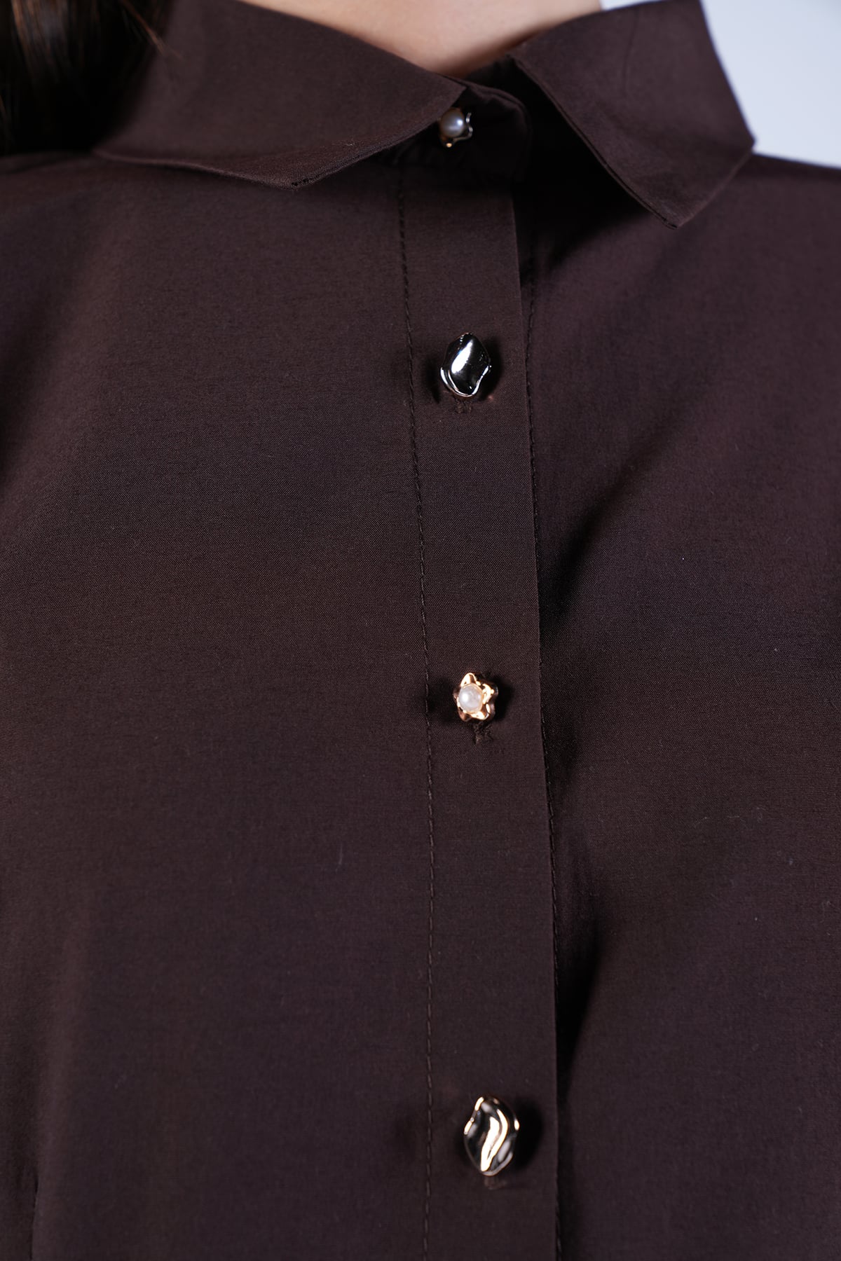 Kadın Kahverengi Gold İnci Düğme Detaylı Pensli Slim Fit Poplin Gömlek Alc-X15114