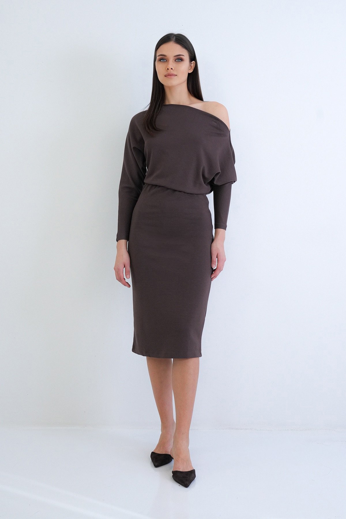 Kadın KAHVERENGİ KAYIK YAKA YARASA KOL BELİ LASTİKLİ ÖRME ELBİSE ALC-X15259