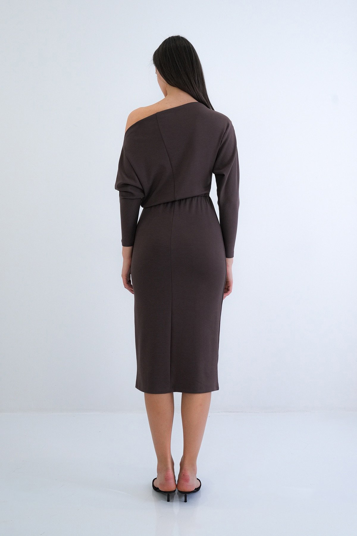 Kadın KAHVERENGİ KAYIK YAKA YARASA KOL BELİ LASTİKLİ ÖRME ELBİSE ALC-X15259