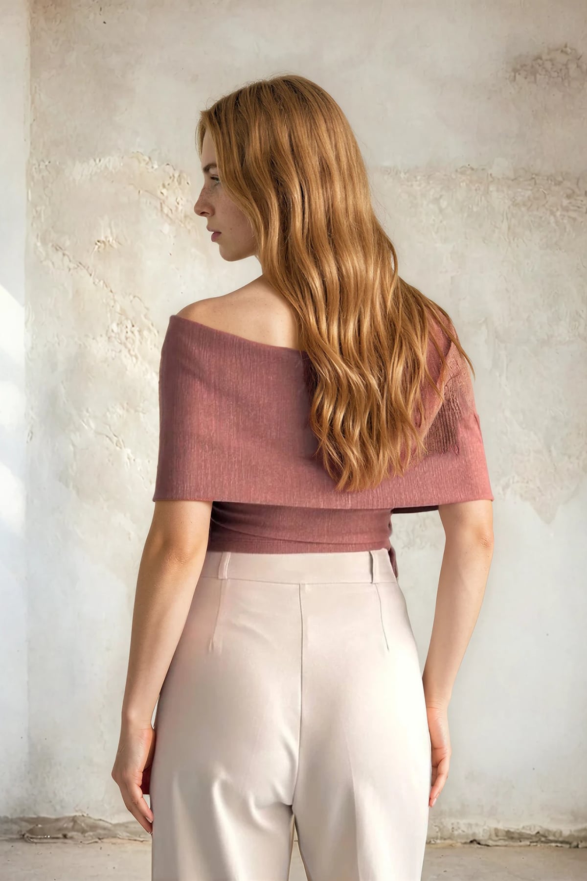 Kadın Kahverengi V Yaka Drape Detaylı Metal Aksesuarlı Tasarım Kolsuz Bluz Alc-X15396