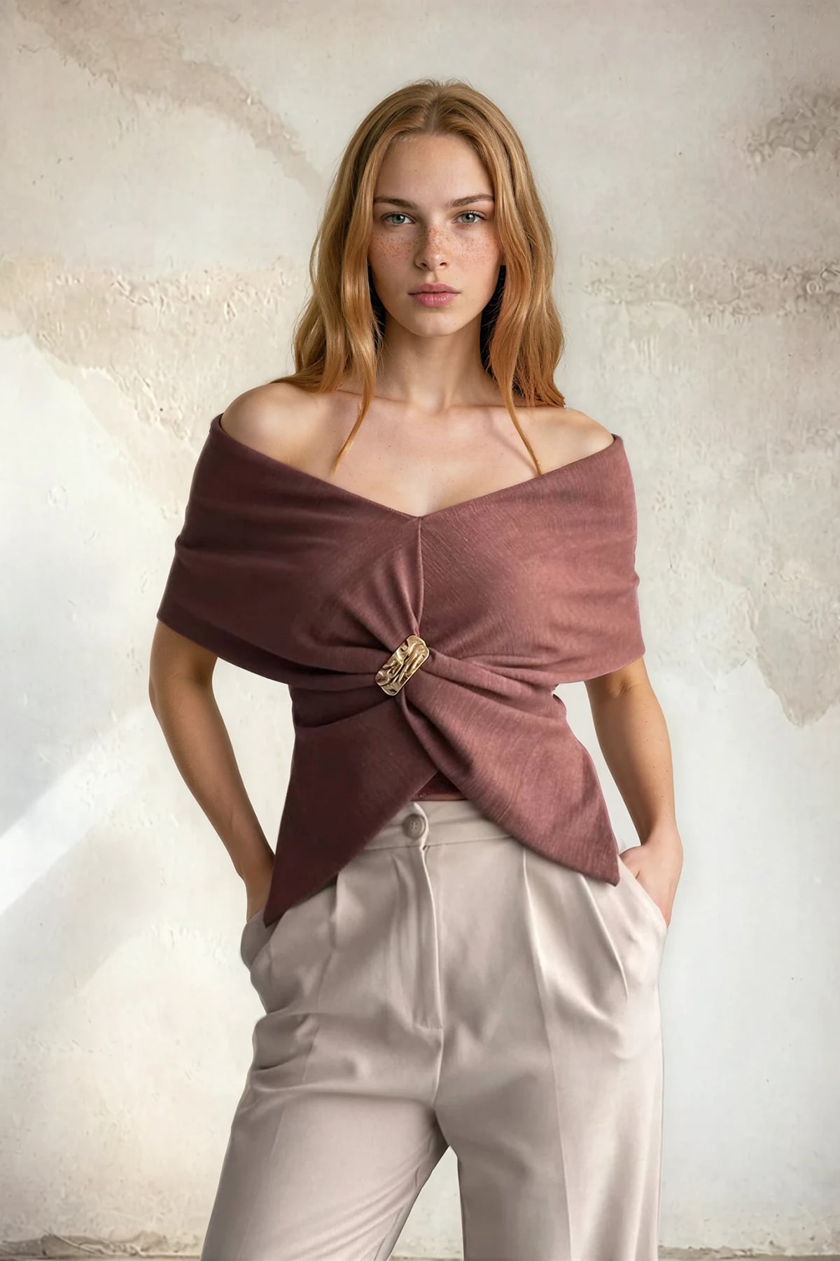 Kadın Kahverengi V Yaka Drape Detaylı Metal Aksesuarlı Tasarım Kolsuz Bluz Alc-X15396