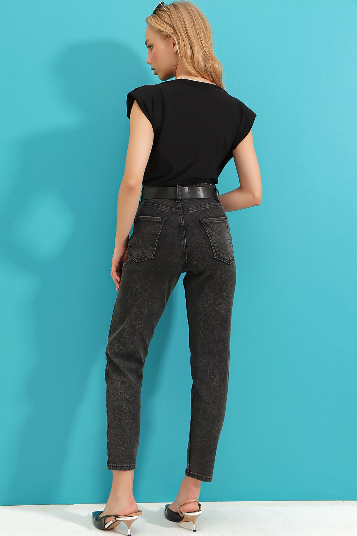Kadın Koyu Antrasit Yüksek Bel Beş Cepli Likralı Mom Jeans ALC-X9293