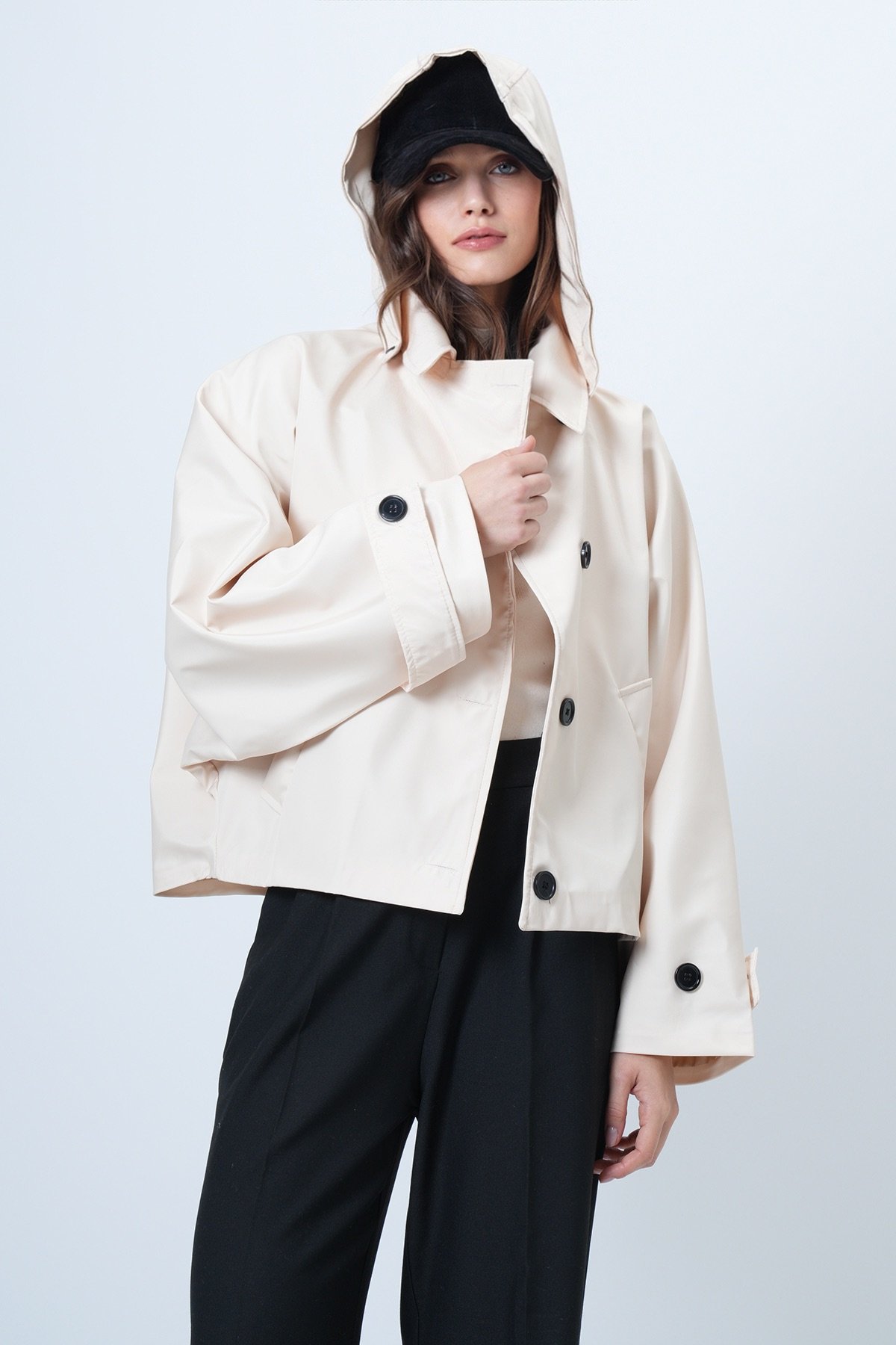 Kadın KREM Çift Cepli Düğme Kapamalı Kısa Trençkot VS01307