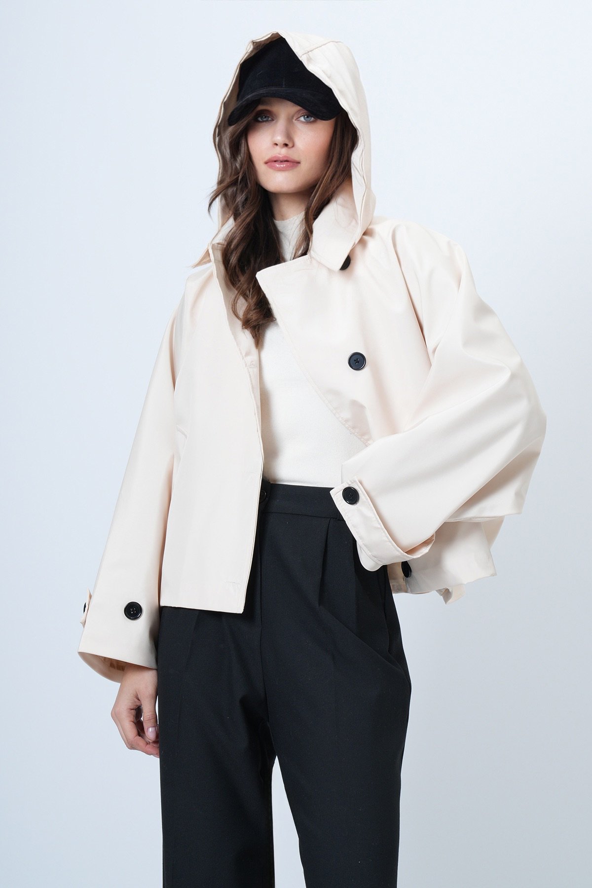 Kadın KREM Çift Cepli Düğme Kapamalı Kısa Trençkot VS01307