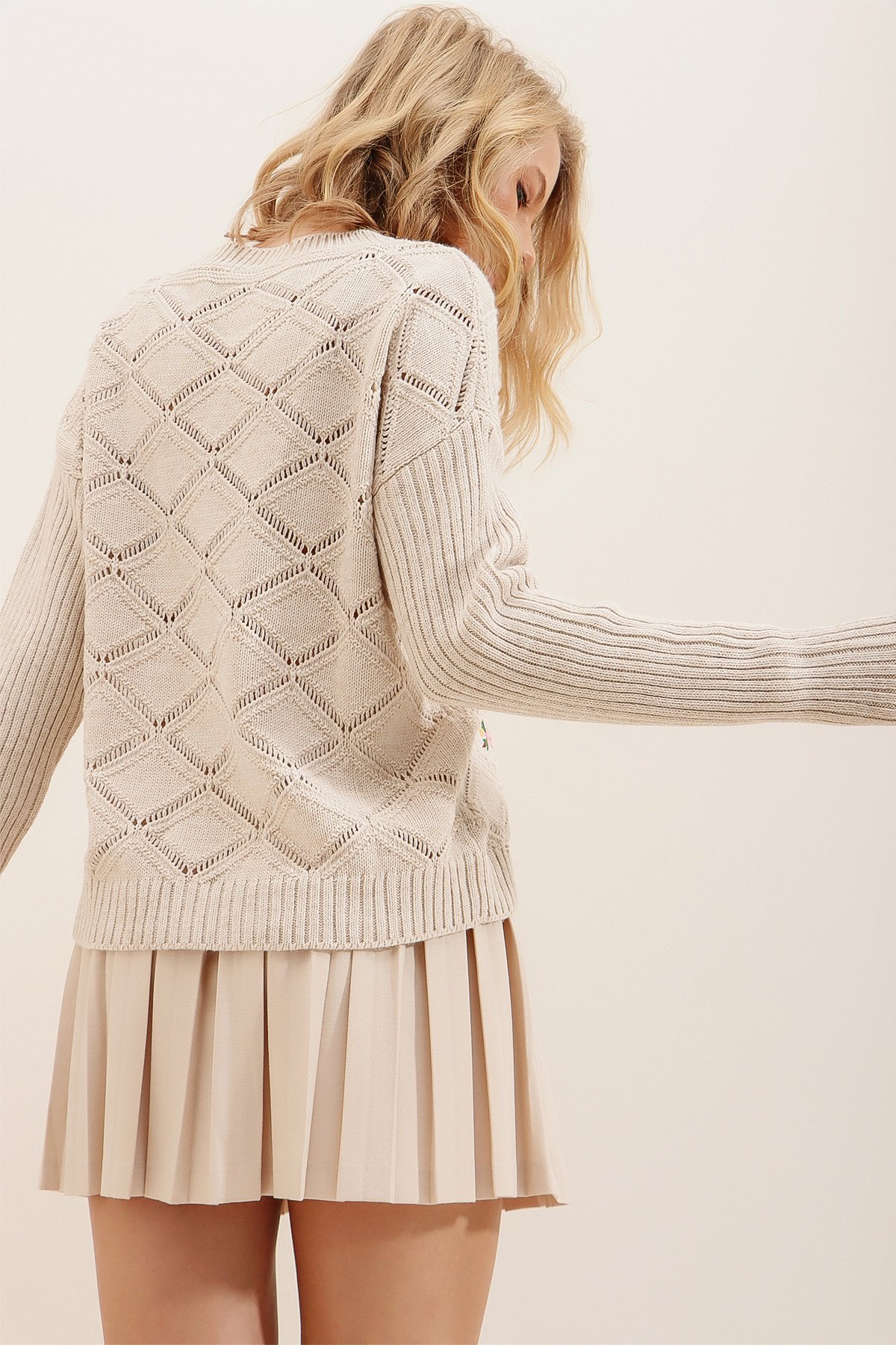 Kadın KREM V Yaka Ajurlu Çiçek Nakışlı Selanik Örgü Triko Kazak ESQ0087