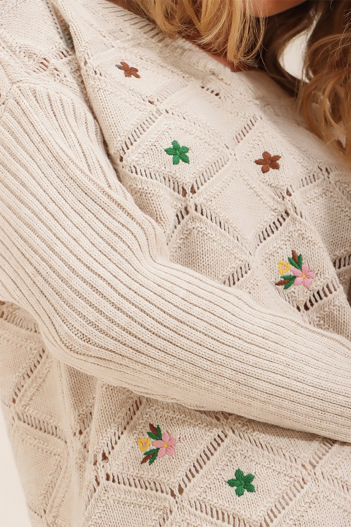 Kadın KREM V Yaka Ajurlu Çiçek Nakışlı Selanik Örgü Triko Kazak ESQ0087
