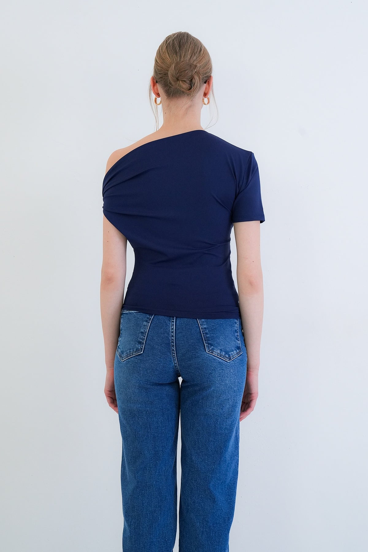 Kadın LACİVERT ASİMETRİK YAKA DRAPELİ OMUZ AKSESUARLI  SANDY BLUZ ALC-X13894