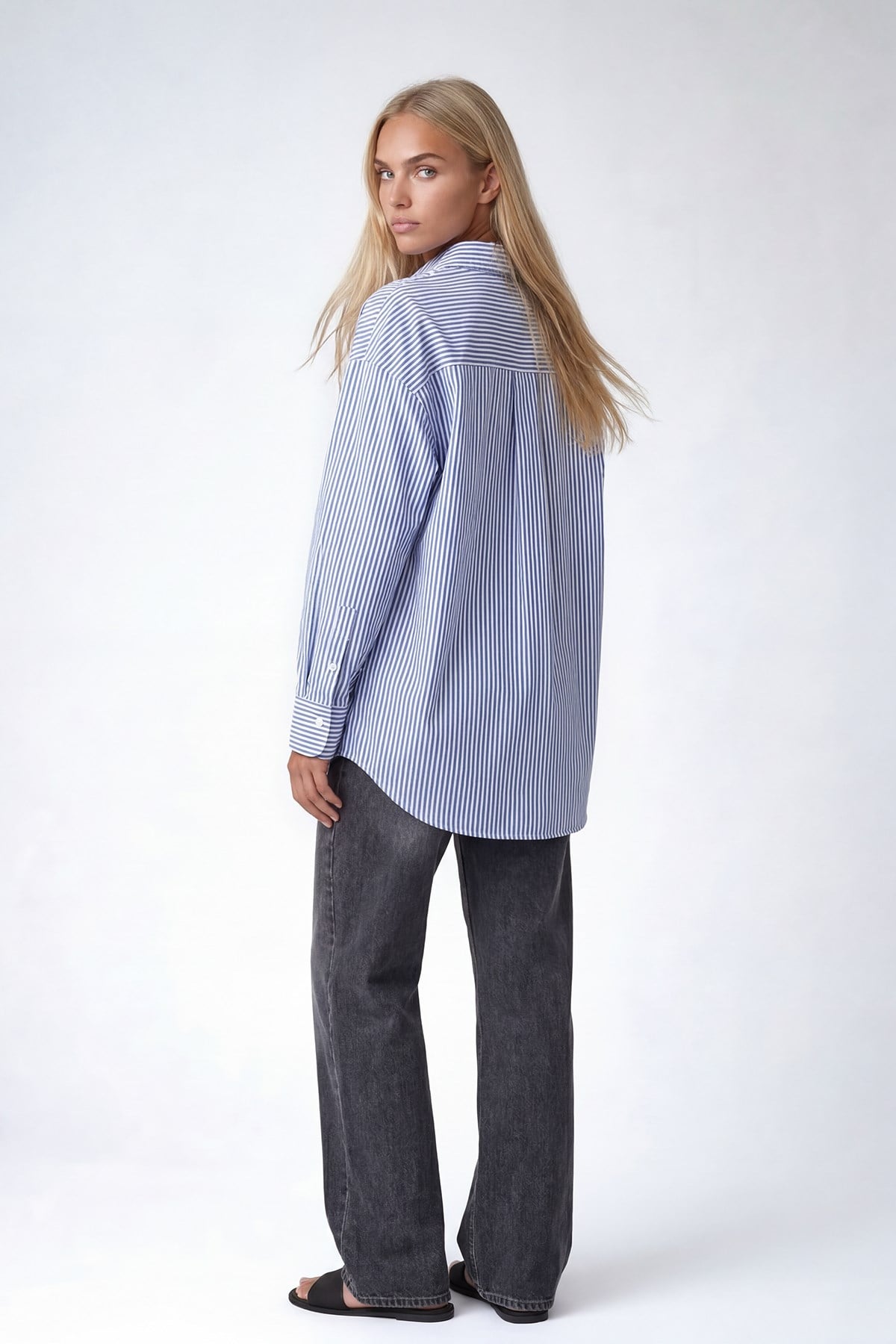 Kadın Mavi Oval Kesim Çizgili Oversize Gömlek VS00729
