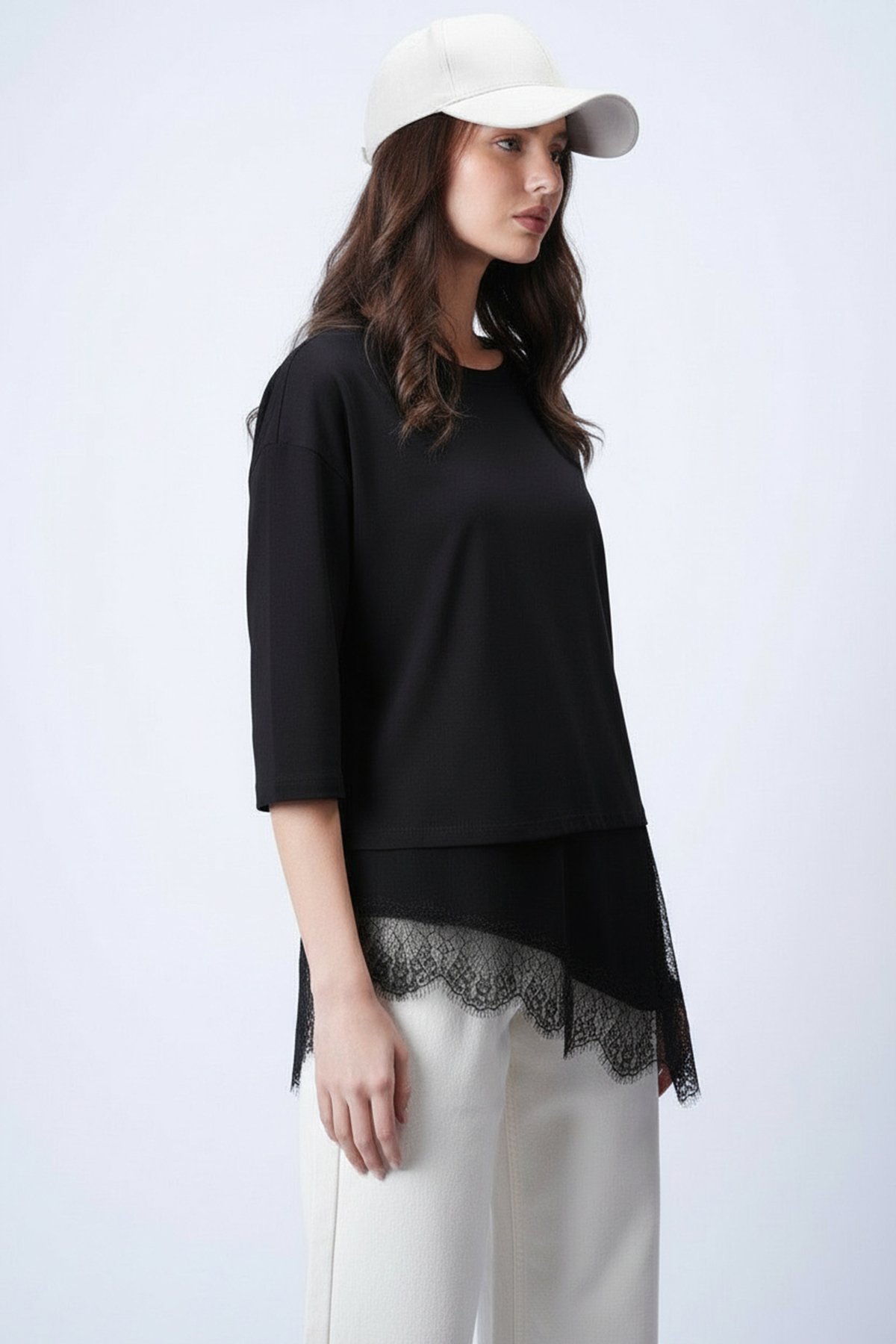 Kadın Siyah Asimetrik Kesim Dantel Detaylı Oversize T-Shırt Alc-X15249