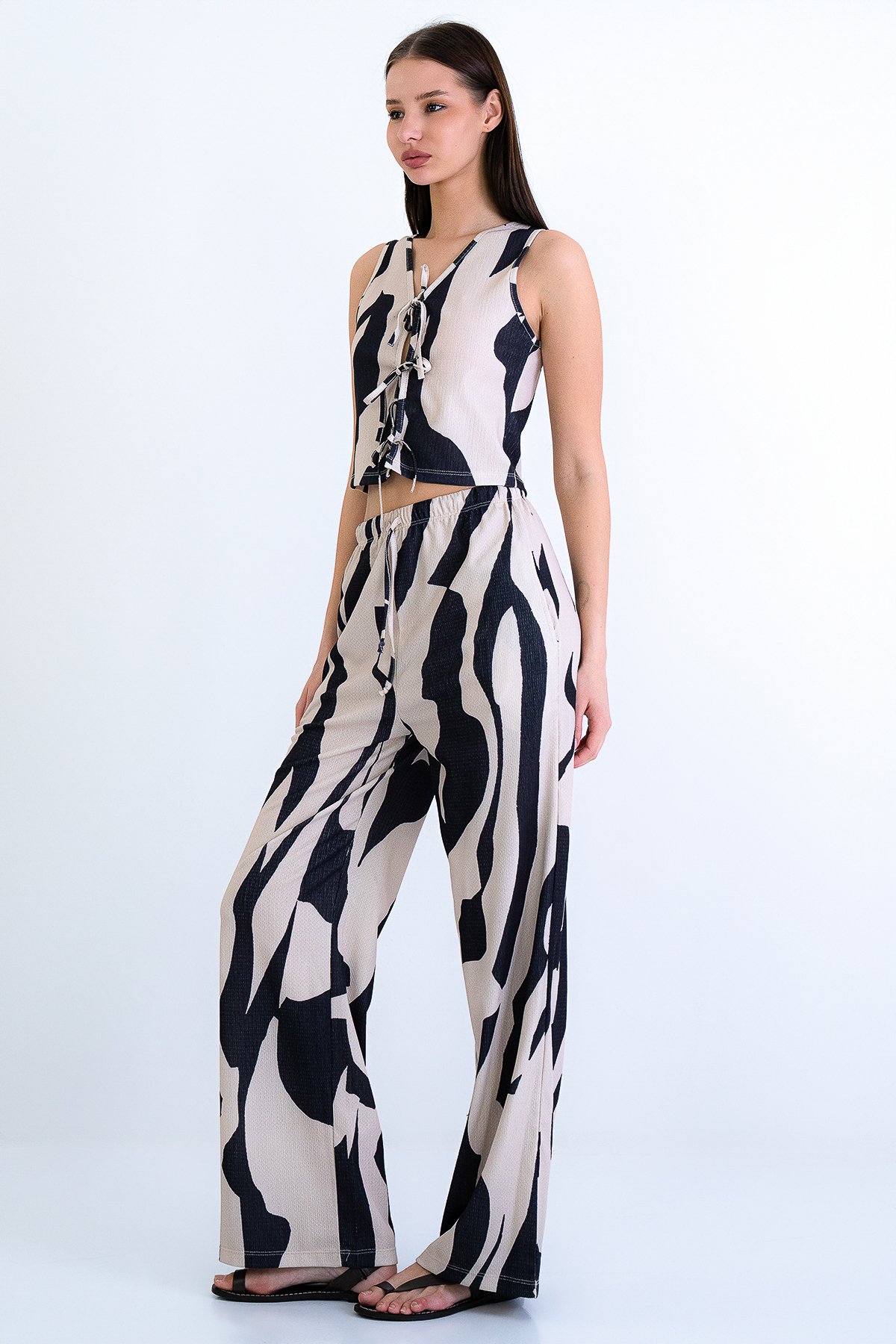 Kadın Siyah-Bej Bağlama Detaylı Bürümcük Yelek Ve Çift Cepli Pantolon Takım Alc-X15220