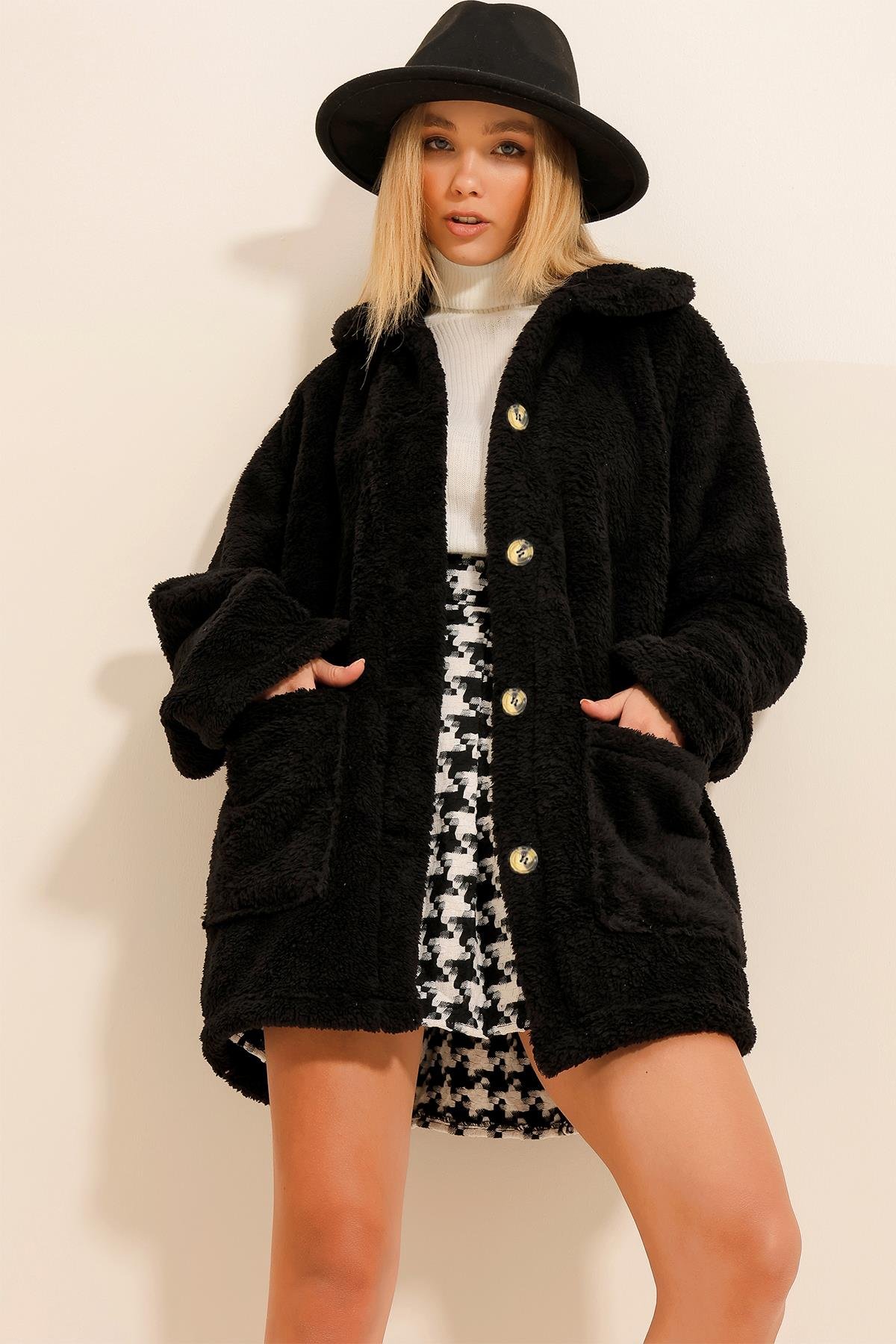 Kadın Siyah Çift Cepli Önü Düğmeli Oversize Peluş Ceket ALC-X11149