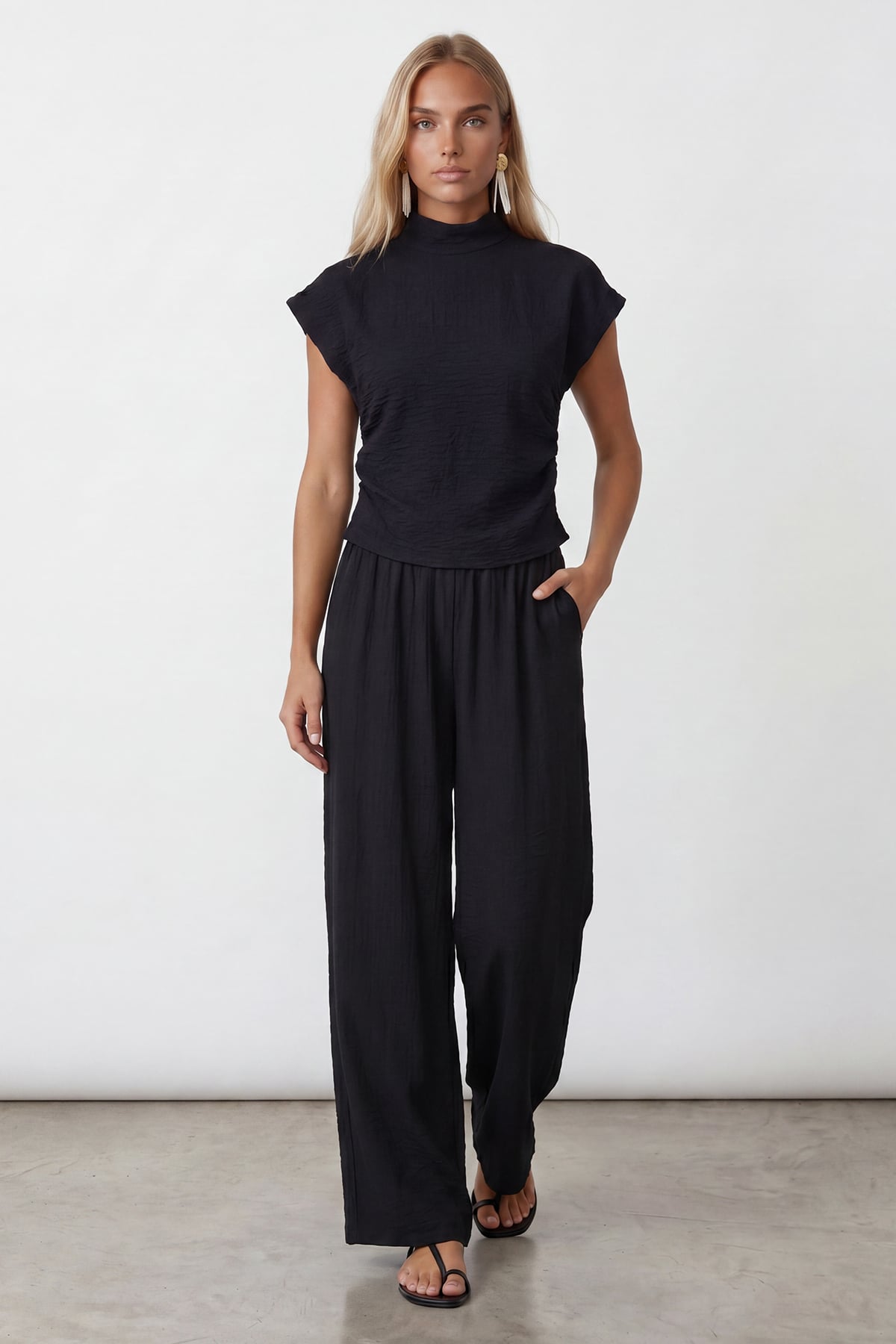 Kadın Siyah Dik Yaka Dokulu Yanları Drapeli Crop Bluz Ve Geniş Paça Pantolon Takım ALC-X13411