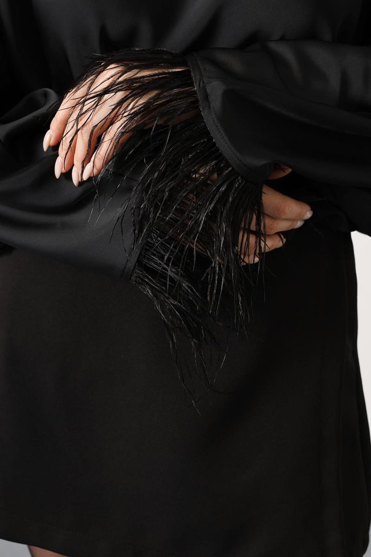 Kadın Siyah Dik Yaka Kolları Tüy Detaylı Saten Bluz Alc-X15198