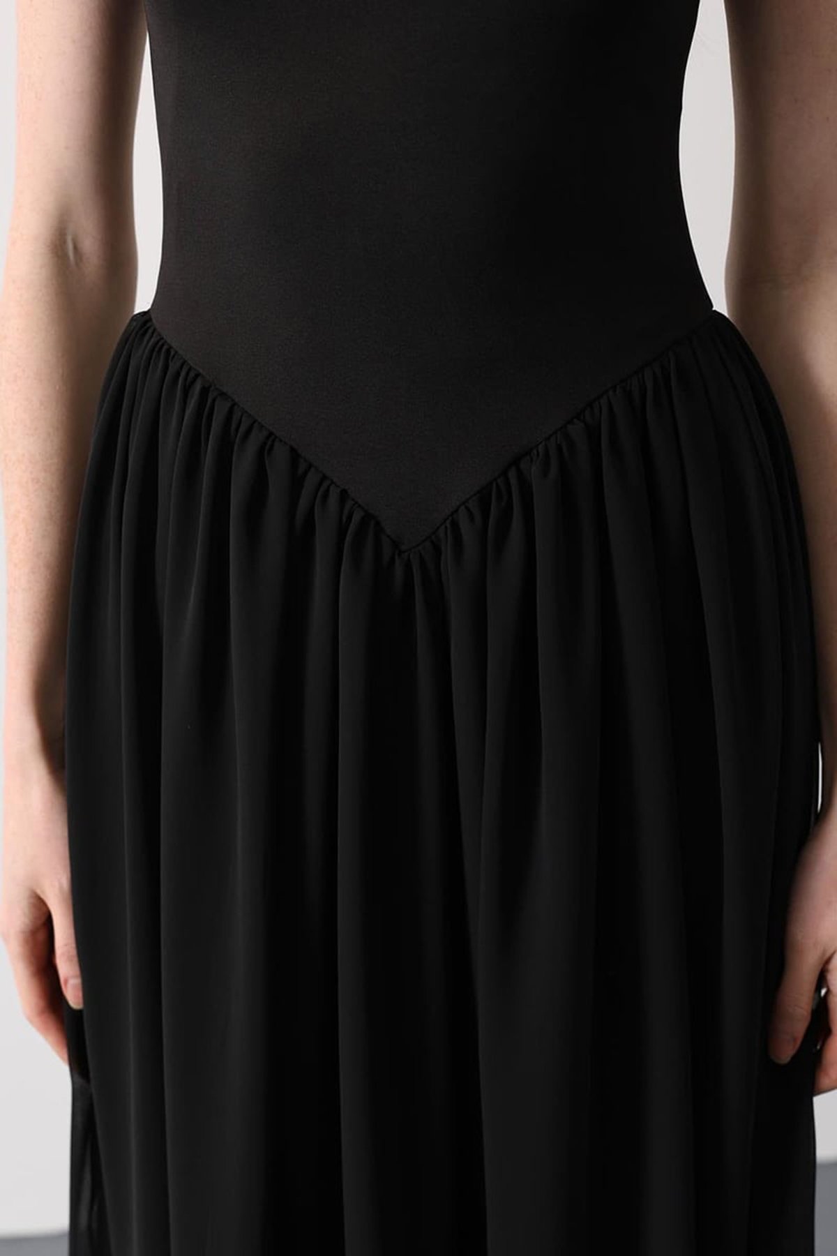 Kadın Siyah Dik Yaka Kolsuz İçi Astarlı Uzun Tül Elbise Alc-X15208