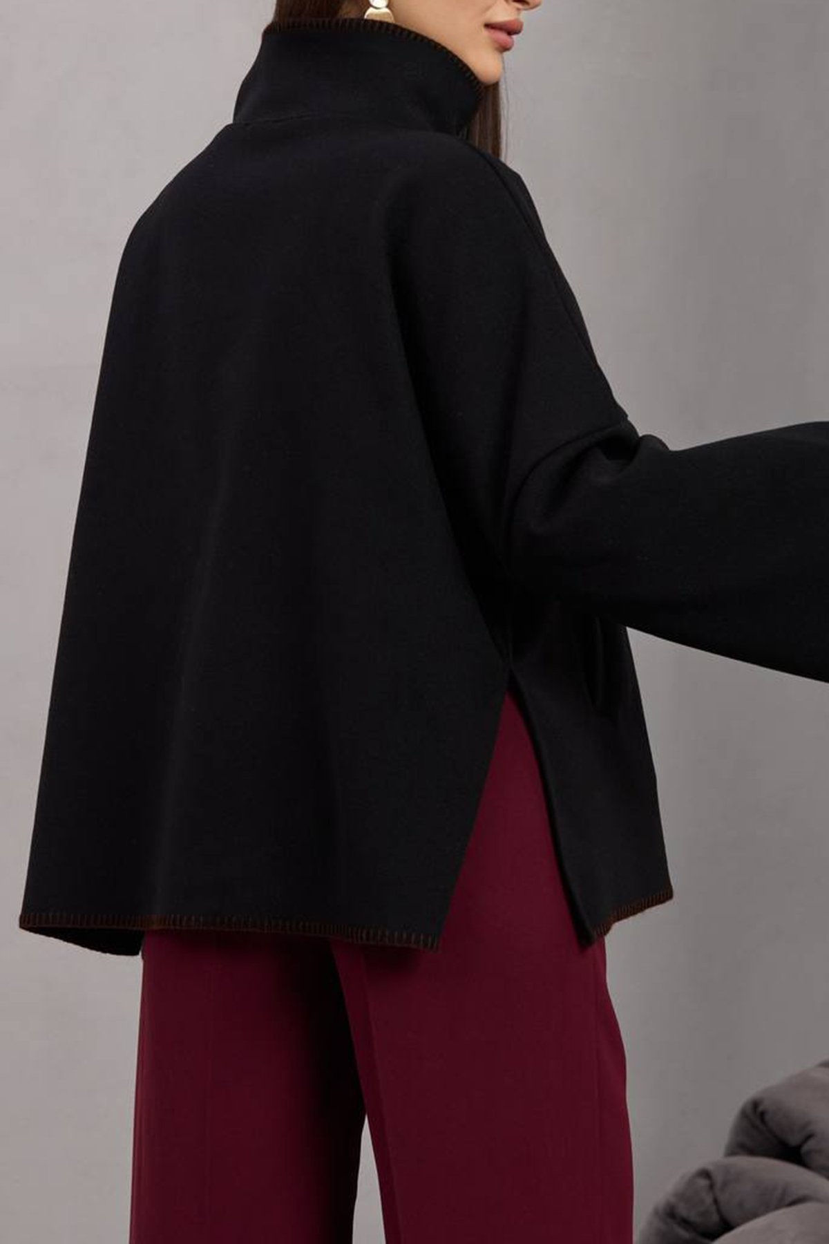 Kadın SİYAH Düğmeli Geniş Kollu Kontrast Dikişli Yırtmaçlı Kaban VS01673