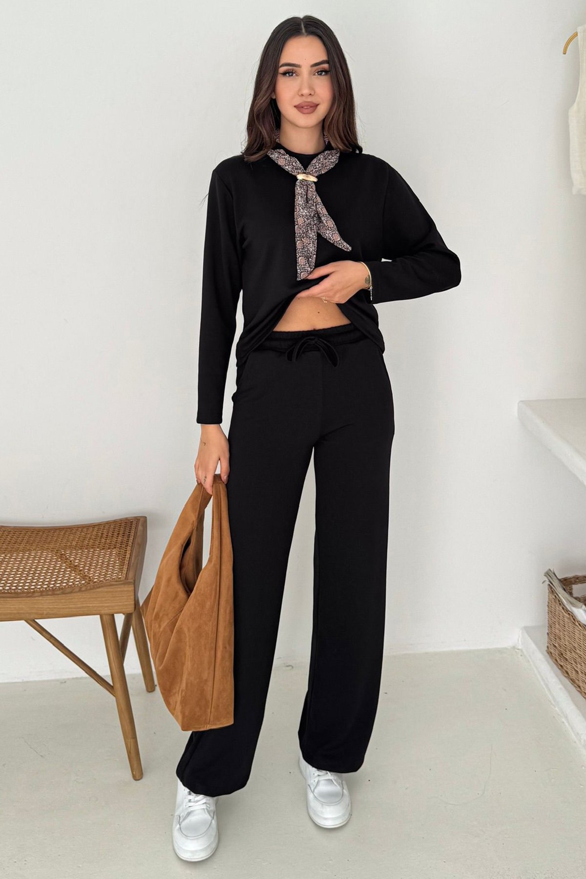 Kadın SİYAH Fular Detaylı Sweatshirt Ve Geniş Paça Eşofman Takım VS01569