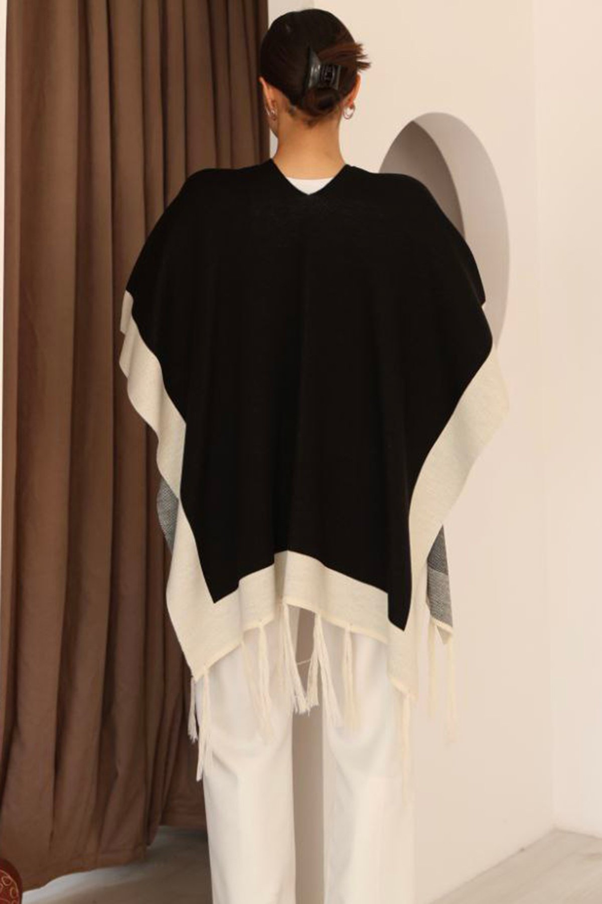 Kadın Siyah Kontrast Şeritli Püsküllü Panço Alc-X14746