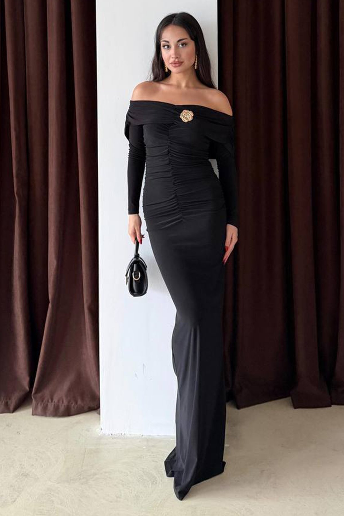 Kadın SİYAH Madonna Yaka Drapeli Aksesuar Detaylı Maxi Boy Elbise VS01633