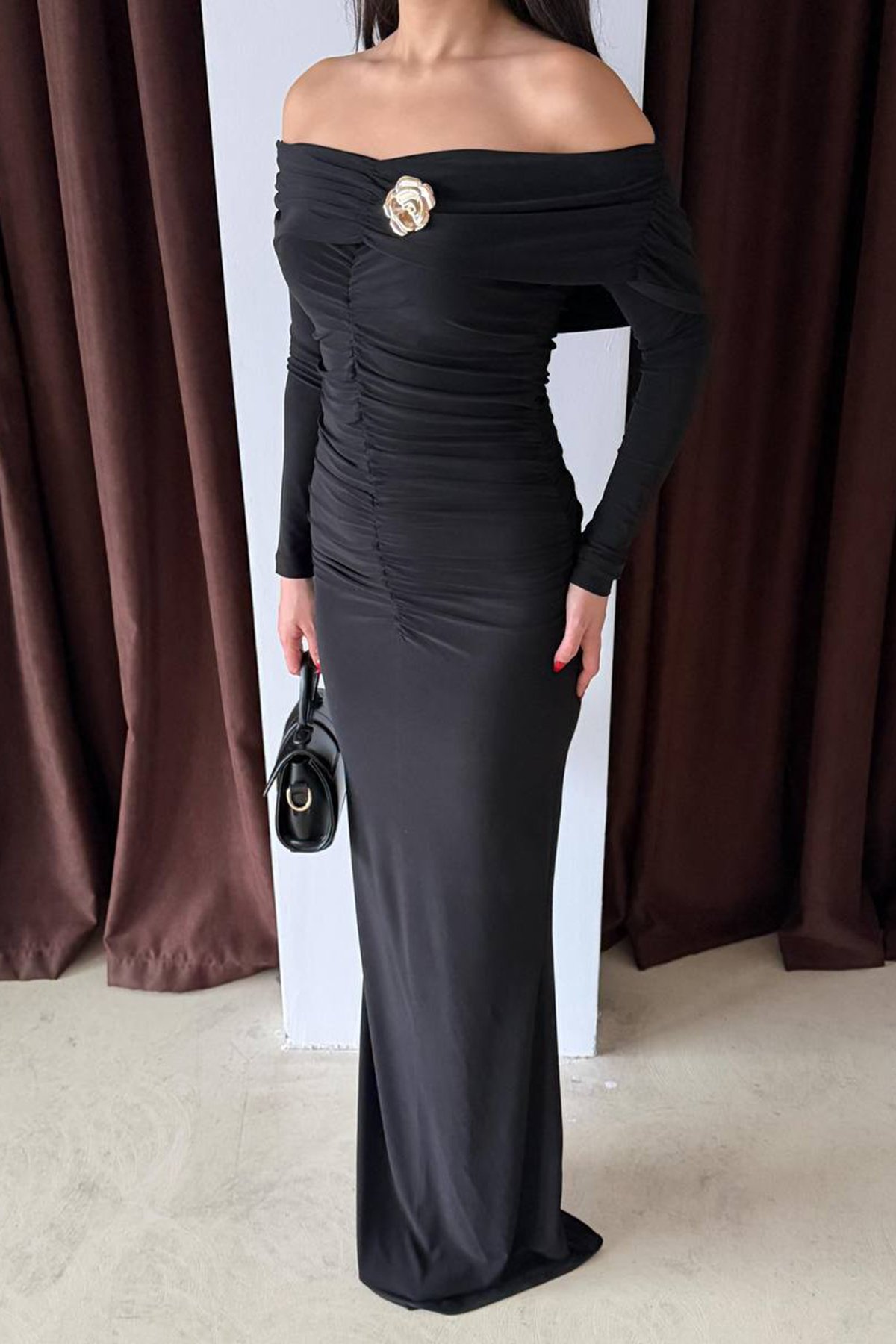 Kadın SİYAH Madonna Yaka Drapeli Aksesuar Detaylı Maxi Boy Elbise VS01633