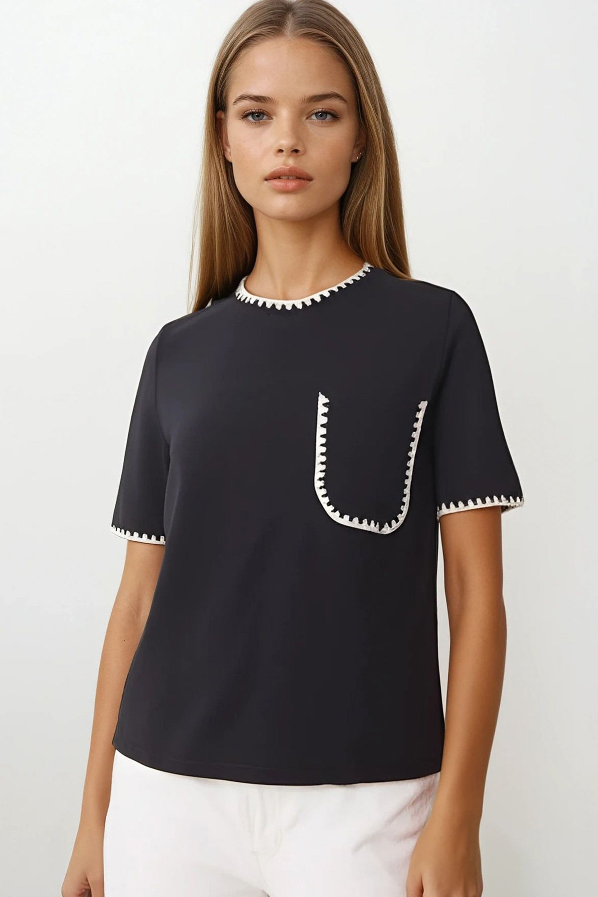 Kadın SİYAH Nakış İşlemeli Tek Cepli T-Shirt VS00164