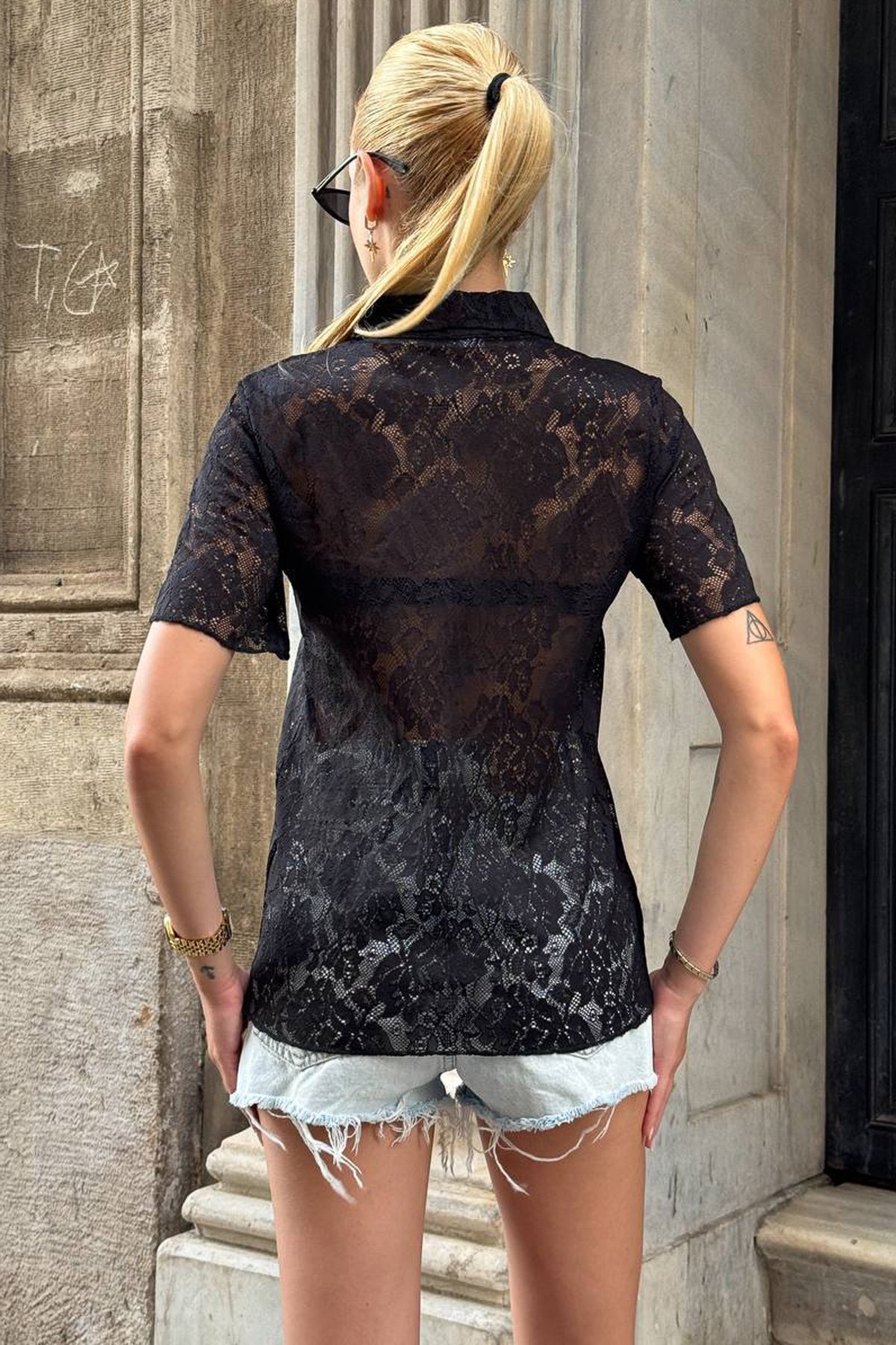 Kadın SİYAH POLO YAKA YARIM PAT DÜĞMELİ DANTEL T-SHIRT ALC-X15328