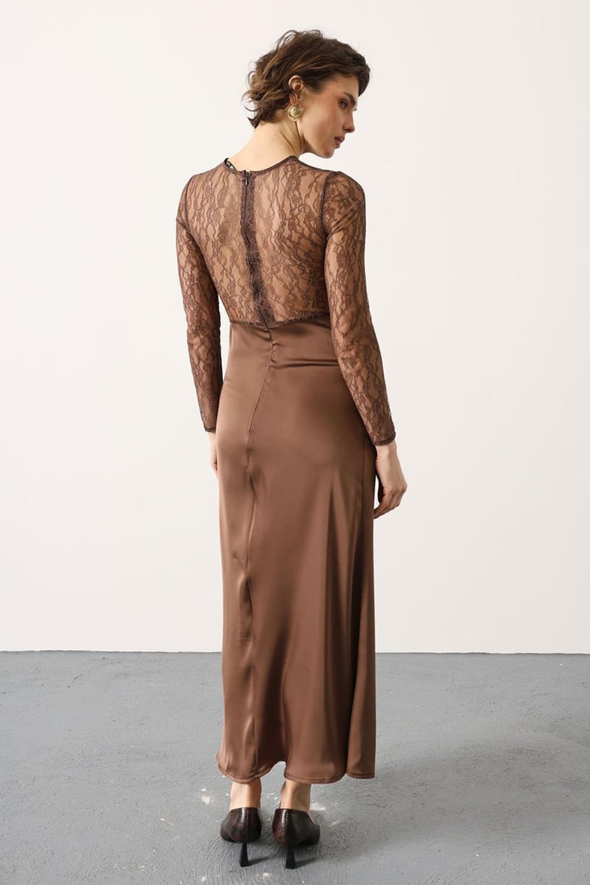 Kadın Tarçın Kahve Dantel Detaylı  Fermuarlı Saten Maxi Boy Elbise Alc-X15202