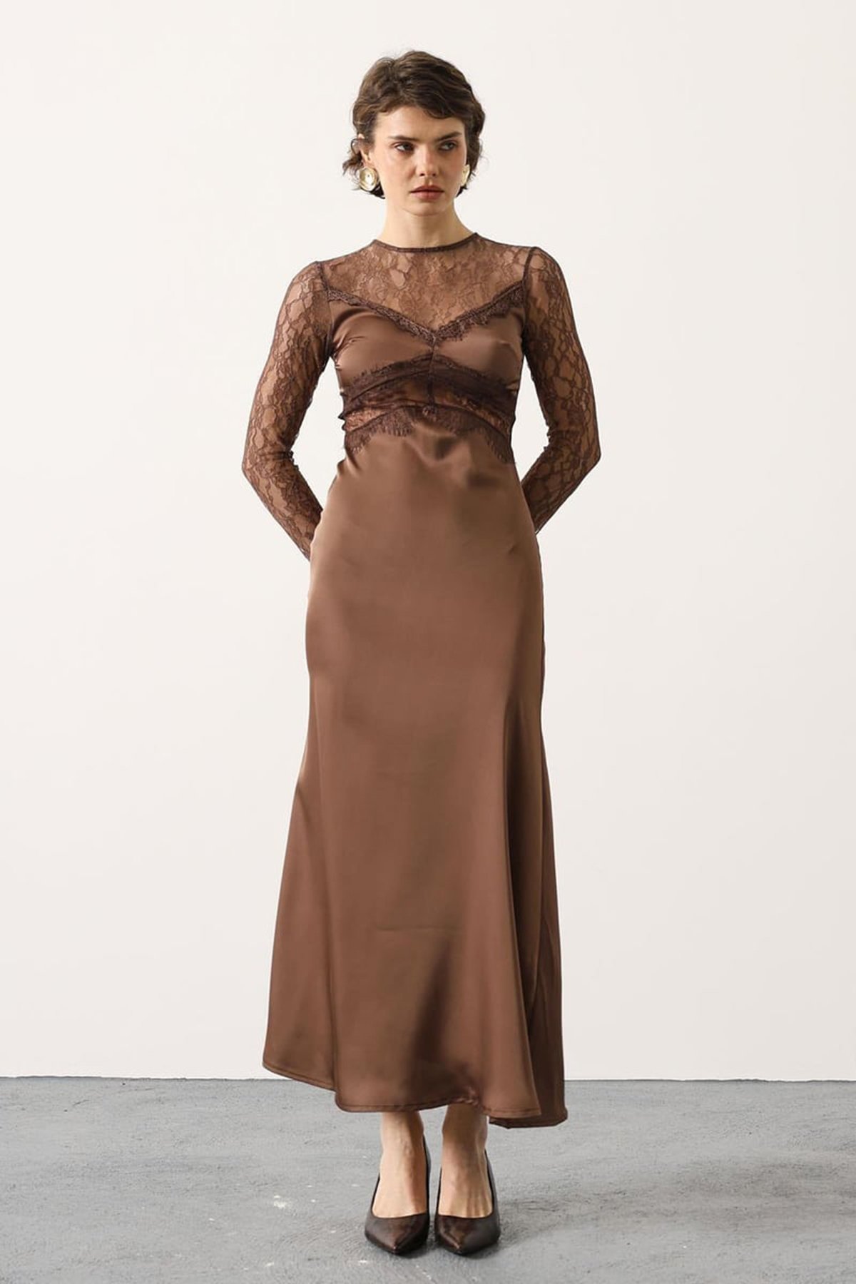 Kadın Tarçın Kahve Dantel Detaylı  Fermuarlı Saten Maxi Boy Elbise Alc-X15202