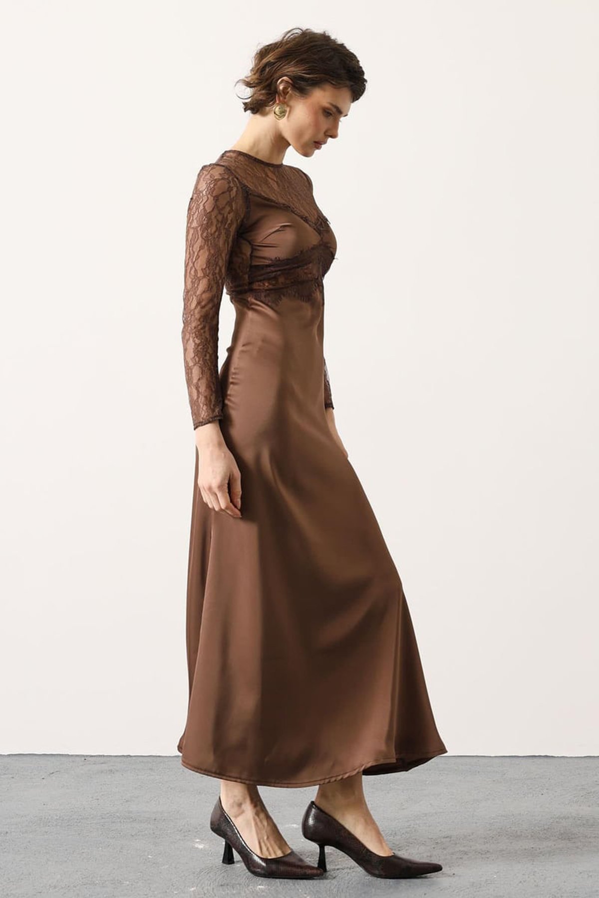 Kadın Tarçın Kahve Dantel Detaylı  Fermuarlı Saten Maxi Boy Elbise Alc-X15202