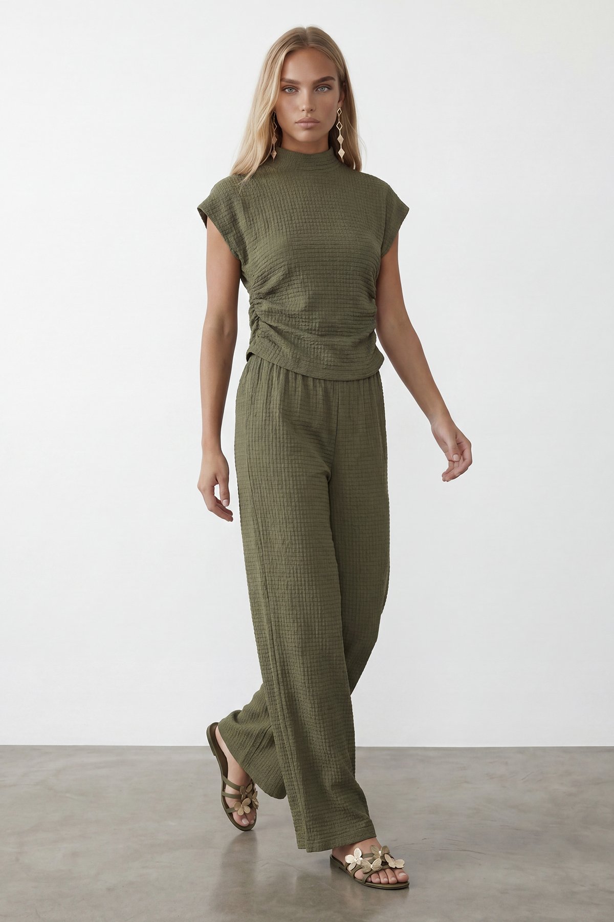 Kadın Yeşil Dik Yaka Dokulu Yanları Drapeli Crop Bluz Ve Geniş Paça Pantolon Takım ALC-X13411