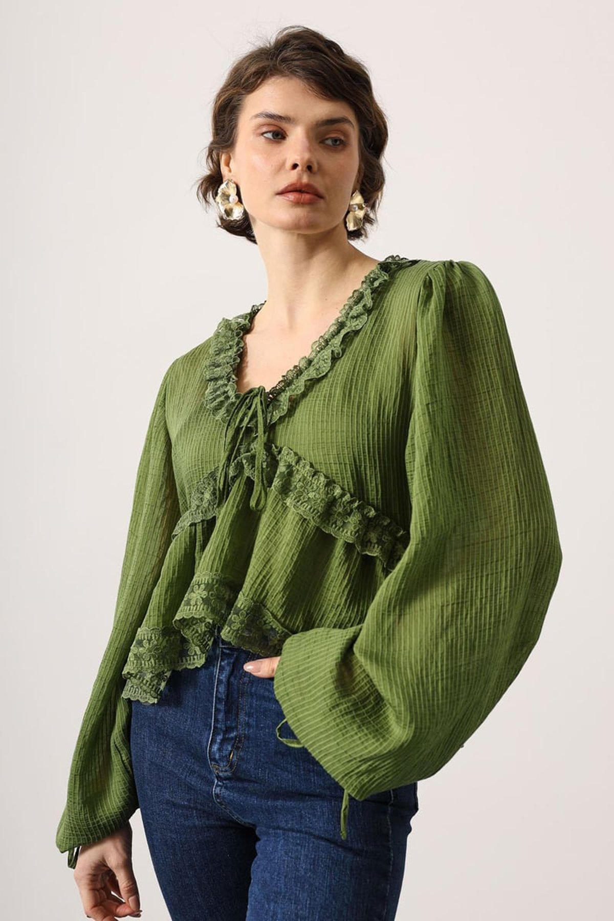 Kadın Yeşil V Yaka Fırfır Detaylı Dokuma Bluz Alc-X15197