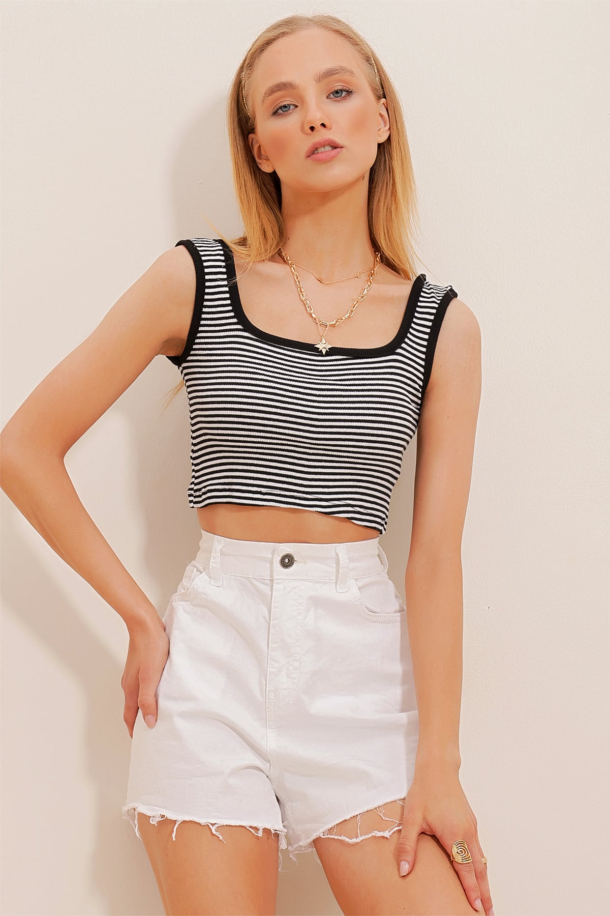 Kalın Askılı Çizgili Crop Bluz - Siyah-Beyaz