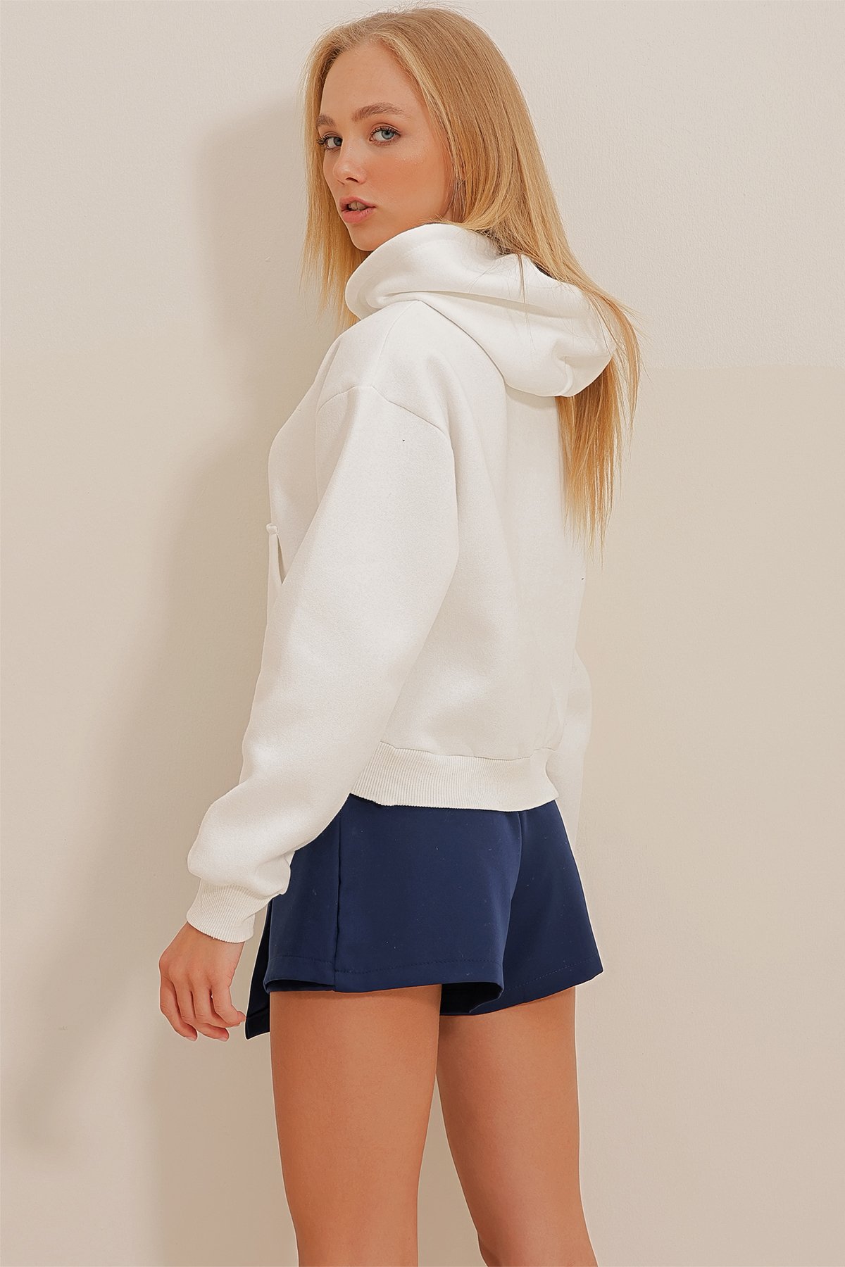 Kapüşonlu 3 İplik İçi Şardonlu Kanguru Cepli Crop Sweatshirt - Beyaz