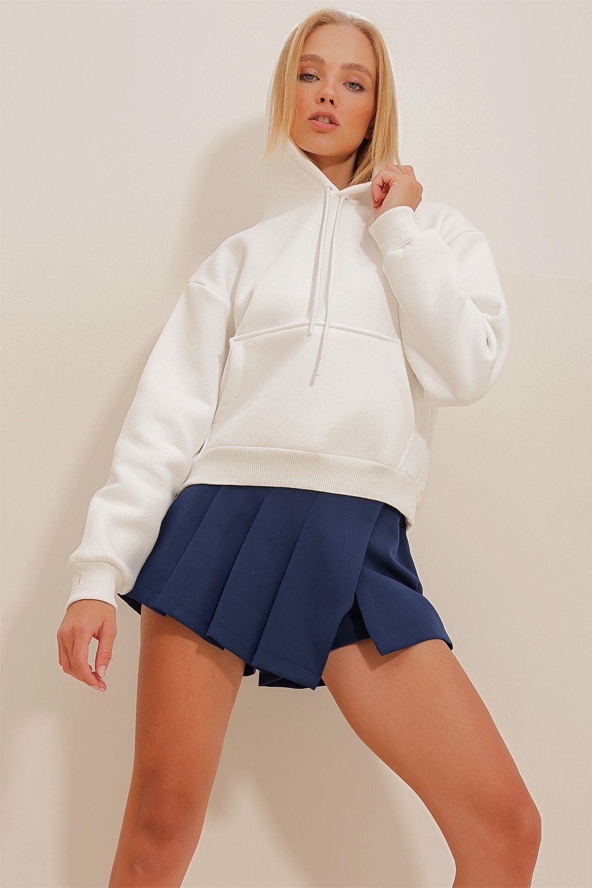 Kapüşonlu 3 İplik İçi Şardonlu Kanguru Cepli Crop Sweatshirt - Beyaz