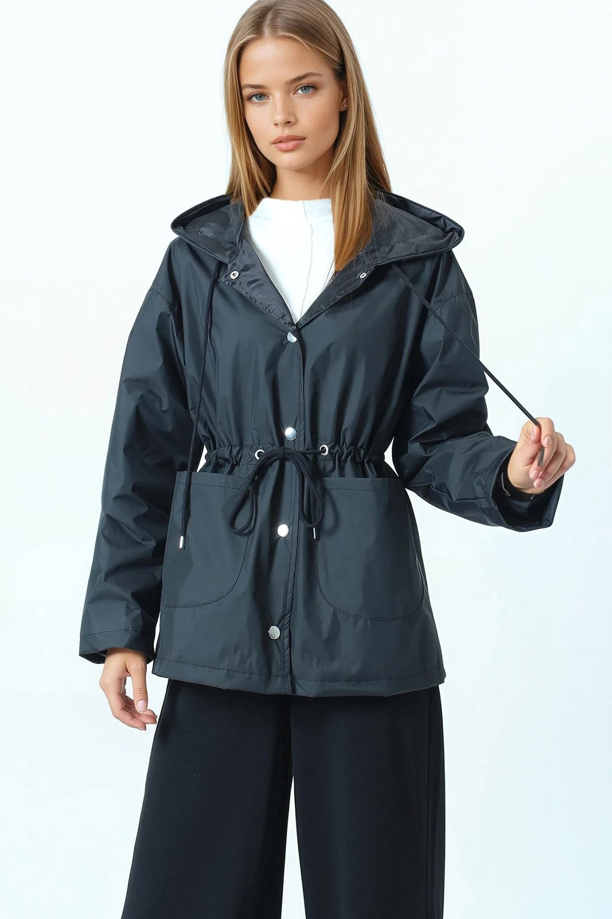 Kapüşonlu Cep Detaylı Astarlı Büzgü İpli Yağmurluk - SİYAH