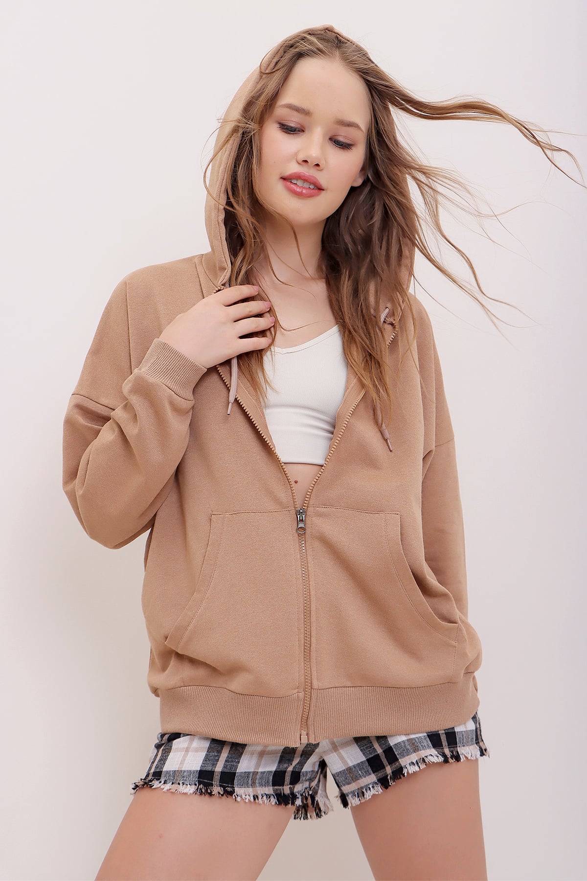 Kapüşonlu Çift Cepli Fermuarlı Oversize Sweatshirt - Bisküvi