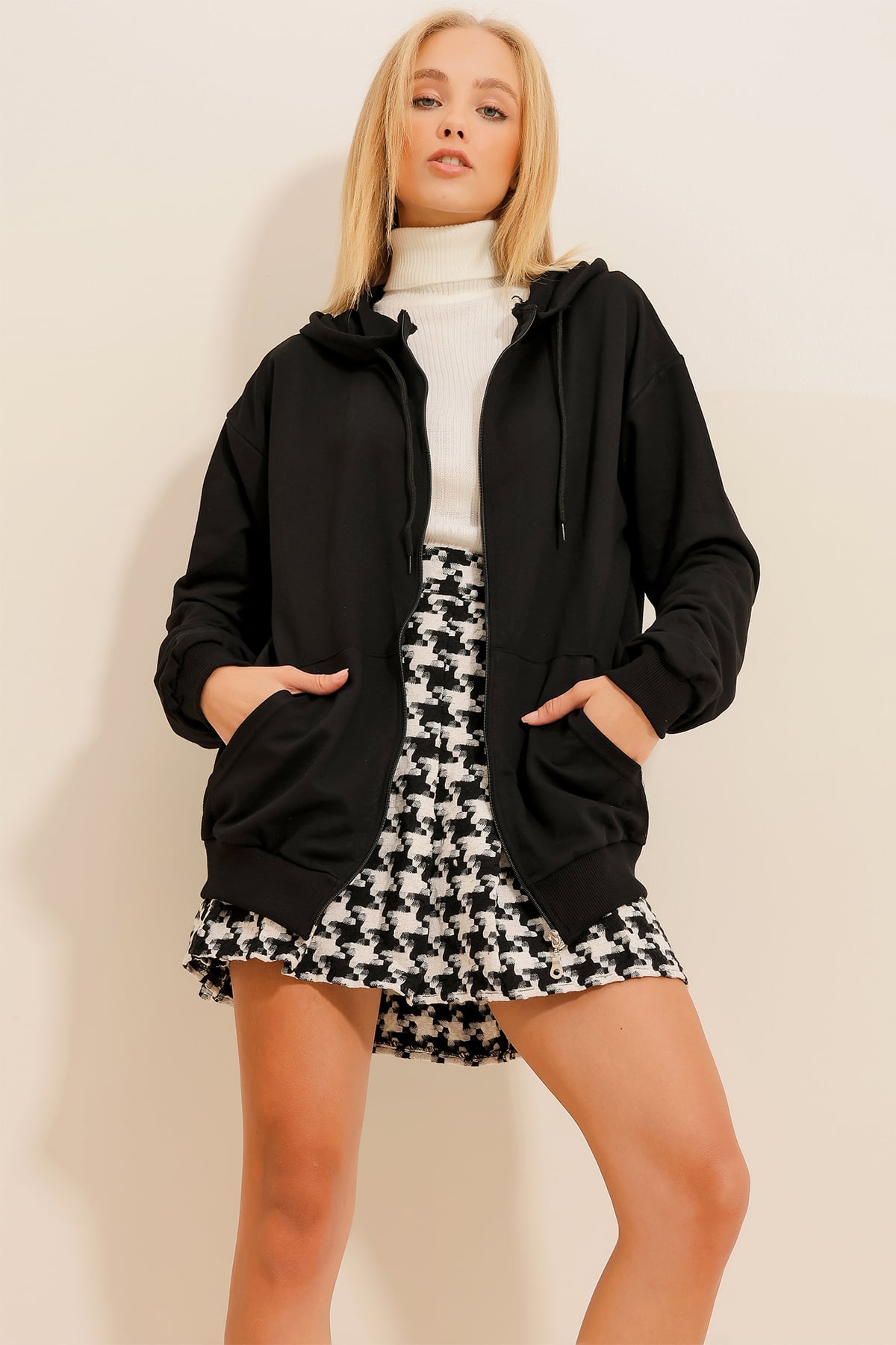 Kapüşonlu Çift Cepli Fermuarlı Oversize Sweatshirt - Siyah