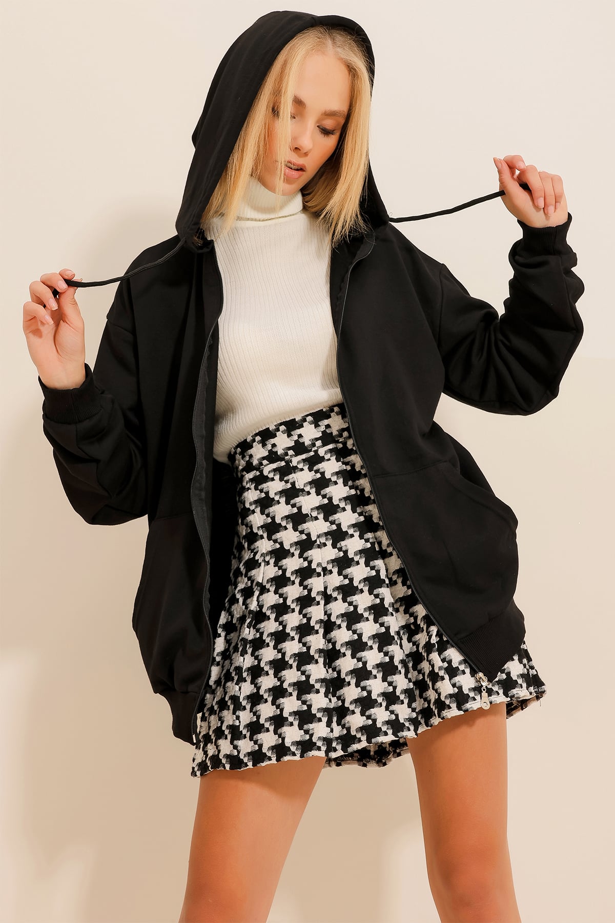 Kapüşonlu Çift Cepli Fermuarlı Oversize Sweatshirt - Siyah