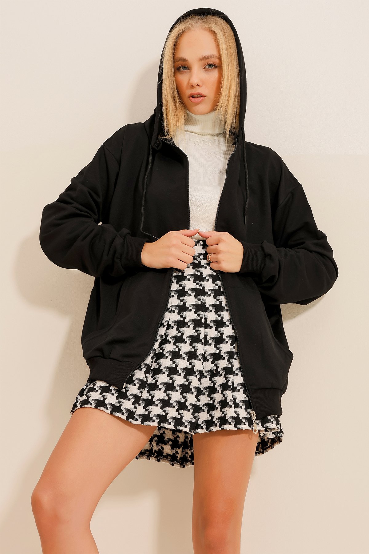 Kapüşonlu Çift Cepli Fermuarlı Oversize Sweatshirt - Siyah