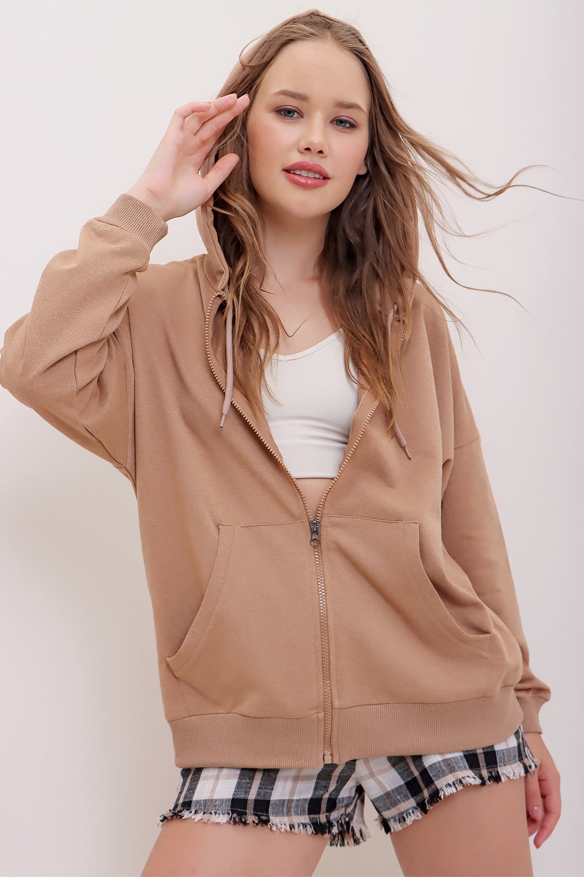 Kapüşonlu Çift Cepli Fermuarlı Oversize Sweatshirt - Bisküvi
