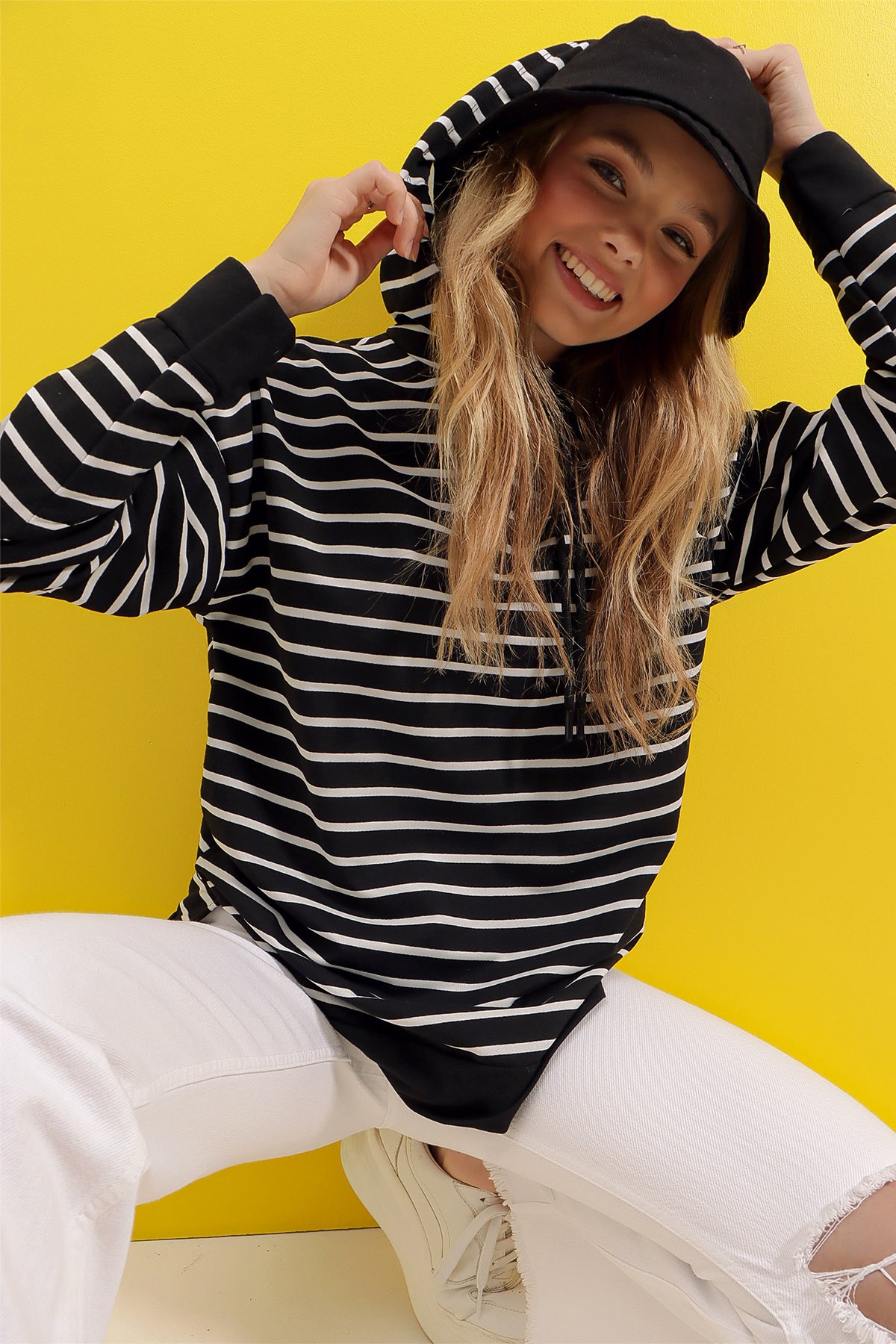 Kapüşonlu Çizgi Desenli Yanı Yırtmaçlı Mevsimlik Oversize Sweatshirt - Siyah