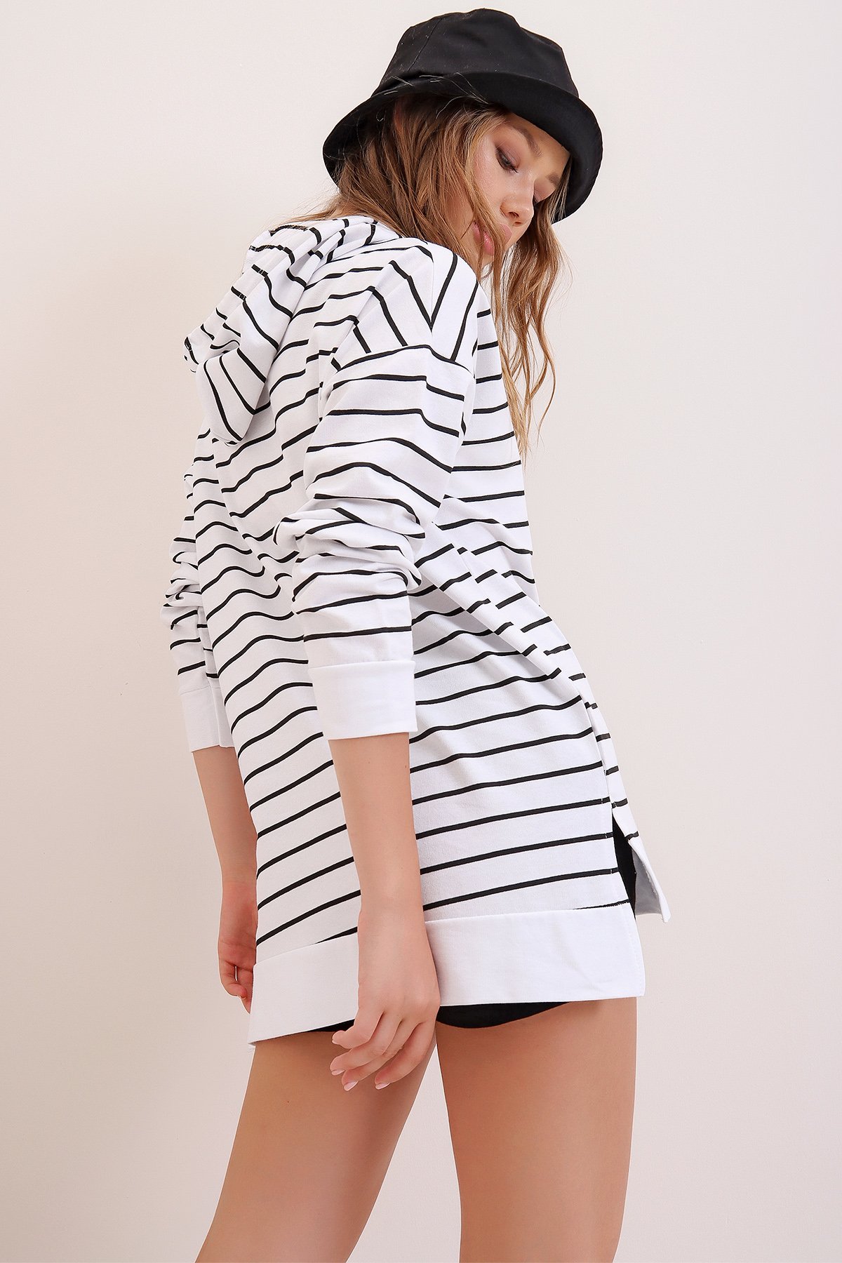 Kapüşonlu Çizgi Desenli Yanı Yırtmaçlı Mevsimlik Oversize Sweatshirt - Beyaz