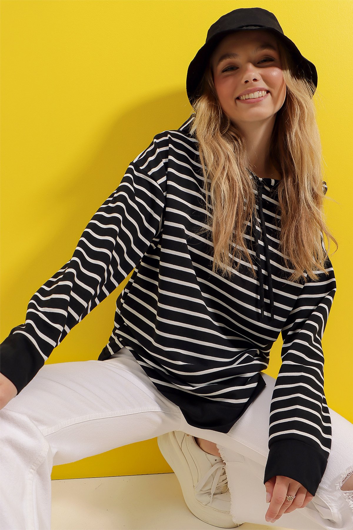 Kapüşonlu Çizgi Desenli Yanı Yırtmaçlı Mevsimlik Oversize Sweatshirt - Siyah