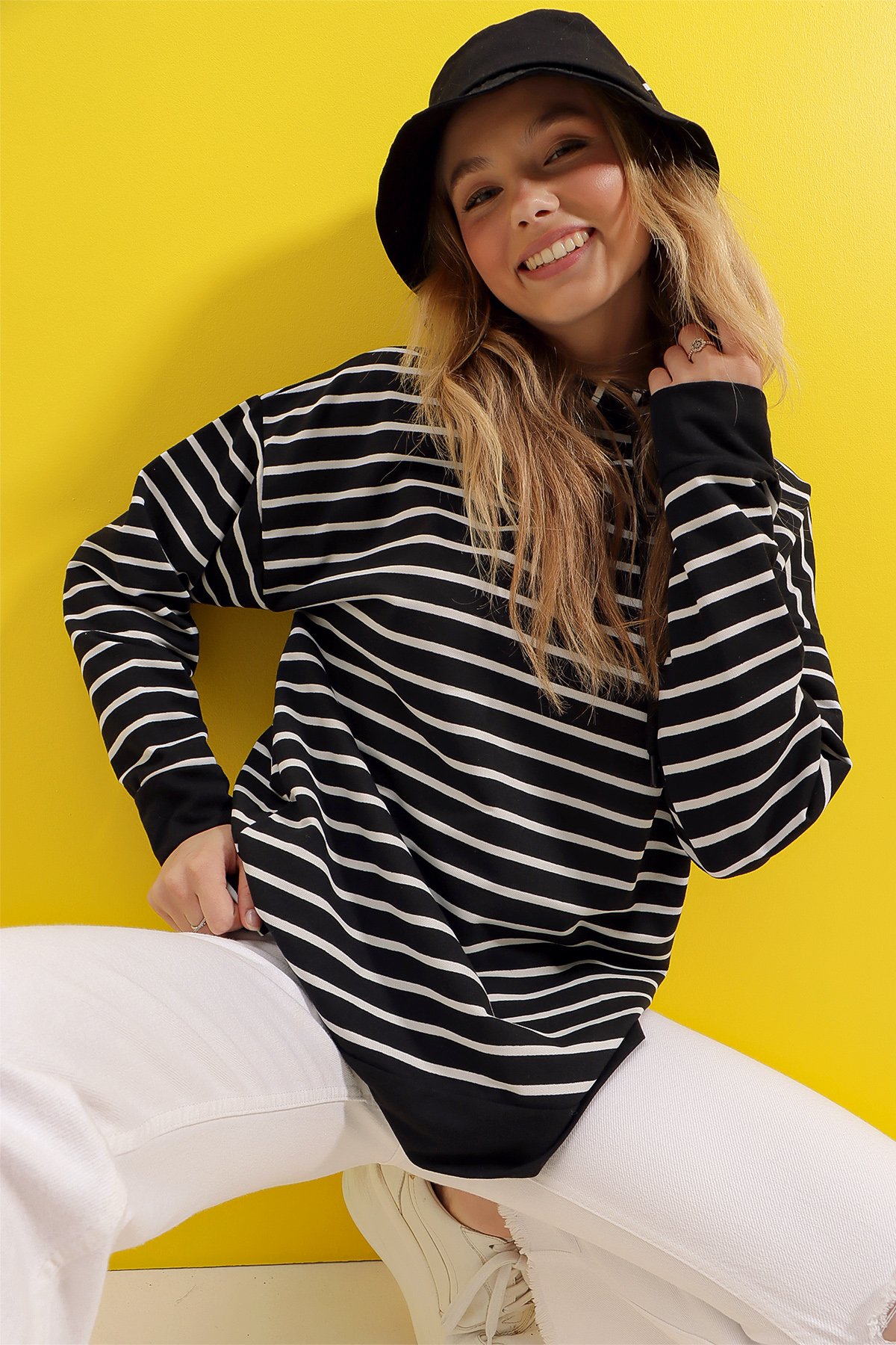 Kapüşonlu Çizgi Desenli Yanı Yırtmaçlı Mevsimlik Oversize Sweatshirt - Siyah