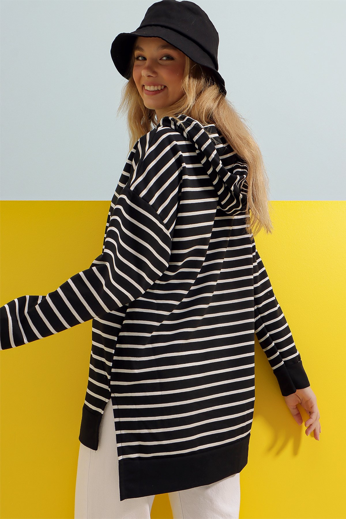 Kapüşonlu Çizgi Desenli Yanı Yırtmaçlı Mevsimlik Oversize Sweatshirt - Siyah