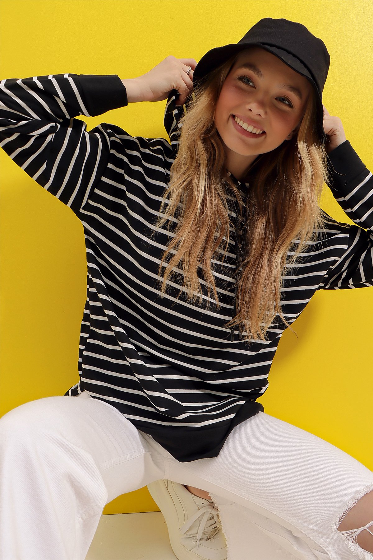 Kapüşonlu Çizgi Desenli Yanı Yırtmaçlı Mevsimlik Oversize Sweatshirt - Siyah