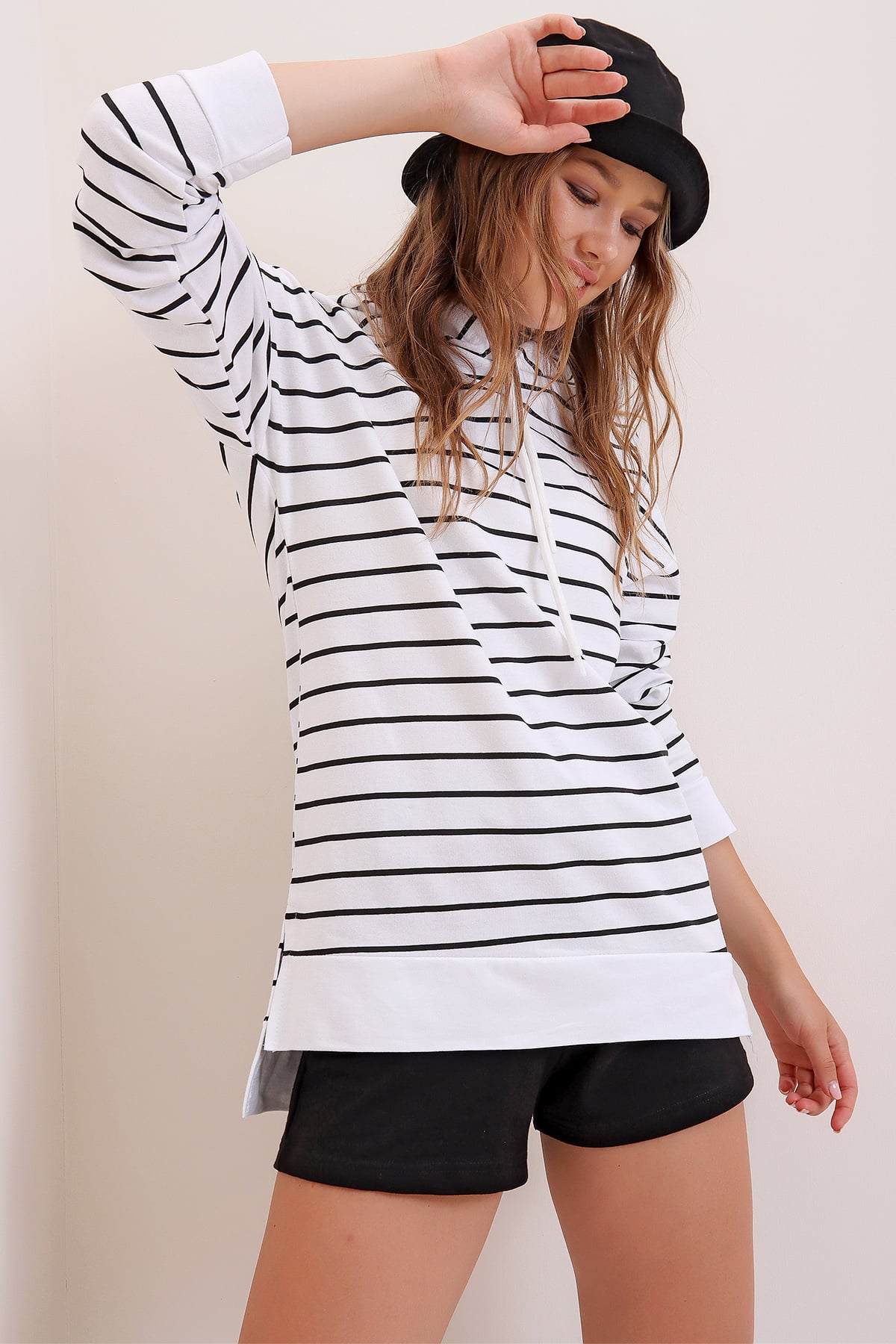 Kapüşonlu Çizgi Desenli Yanı Yırtmaçlı Mevsimlik Oversize Sweatshirt - Beyaz