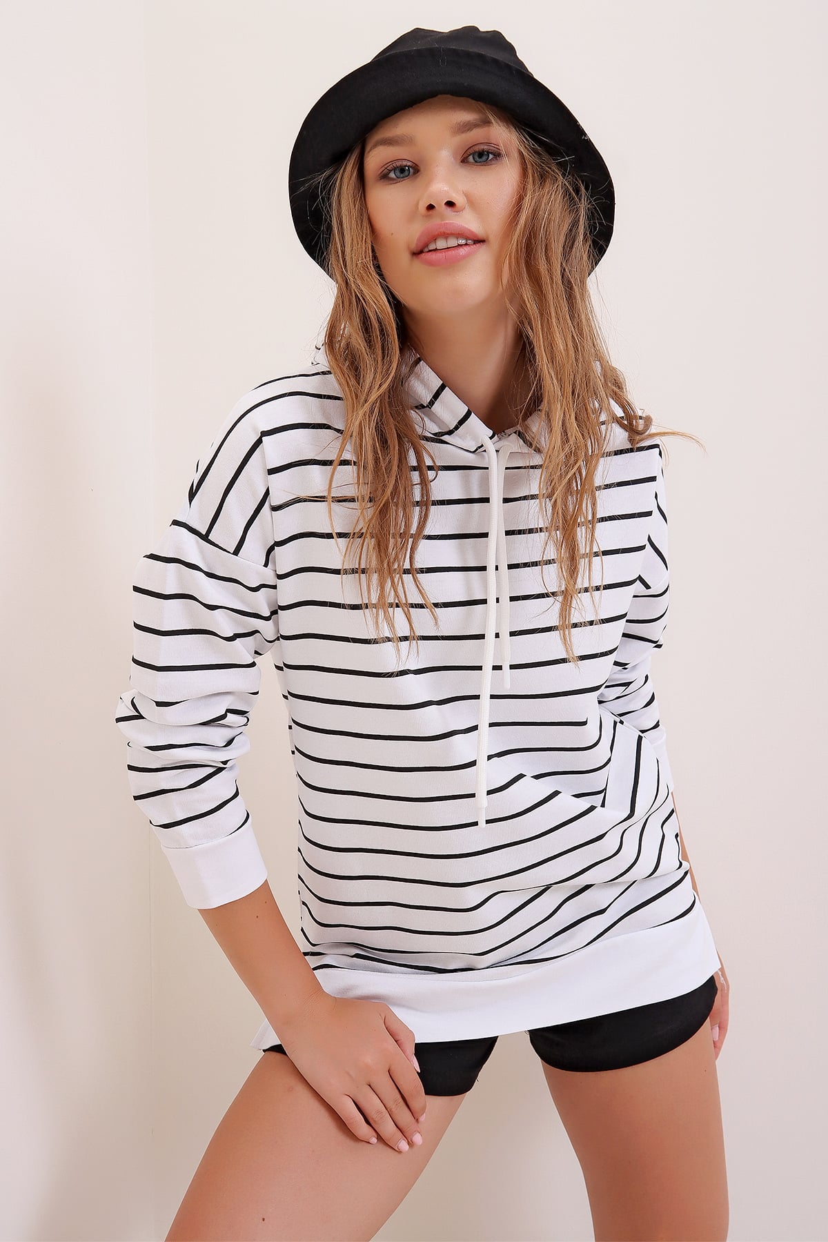 Kapüşonlu Çizgi Desenli Yanı Yırtmaçlı Mevsimlik Oversize Sweatshirt - Beyaz